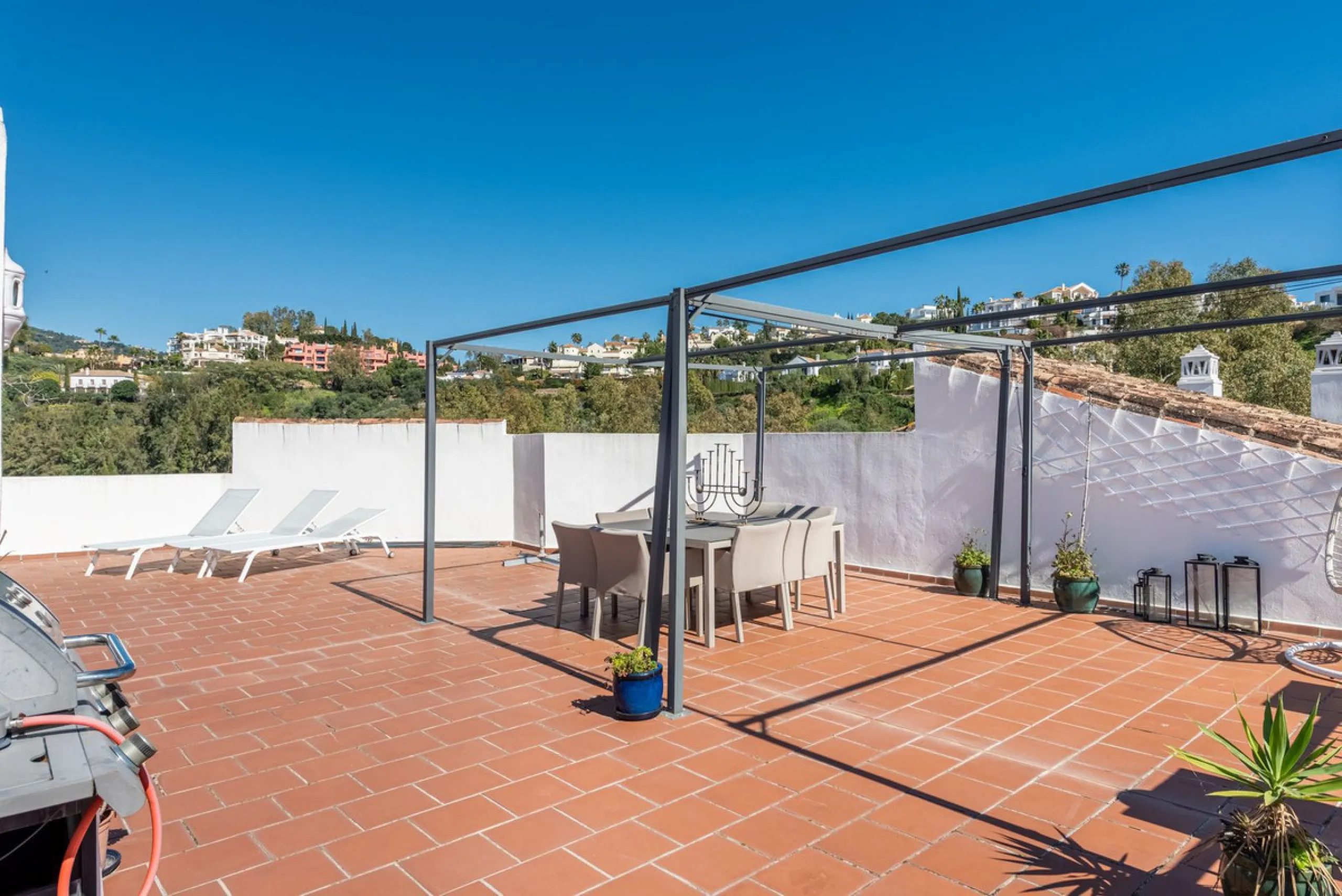 Discover this magnificent duplex penthouse located in the lower part of Los Arqueros, within the well-established and highly sought-after community of Los Eucaliptos — a residential enclave that perfectly combines privacy, natural surroundings and excelle