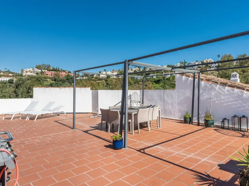 Discover this magnificent duplex penthouse located in the lower part of Los Arqueros, within the well-established and highly sought-after community of Los Eucaliptos — a residential enclave that perfectly combines privacy, natural surroundings and excelle