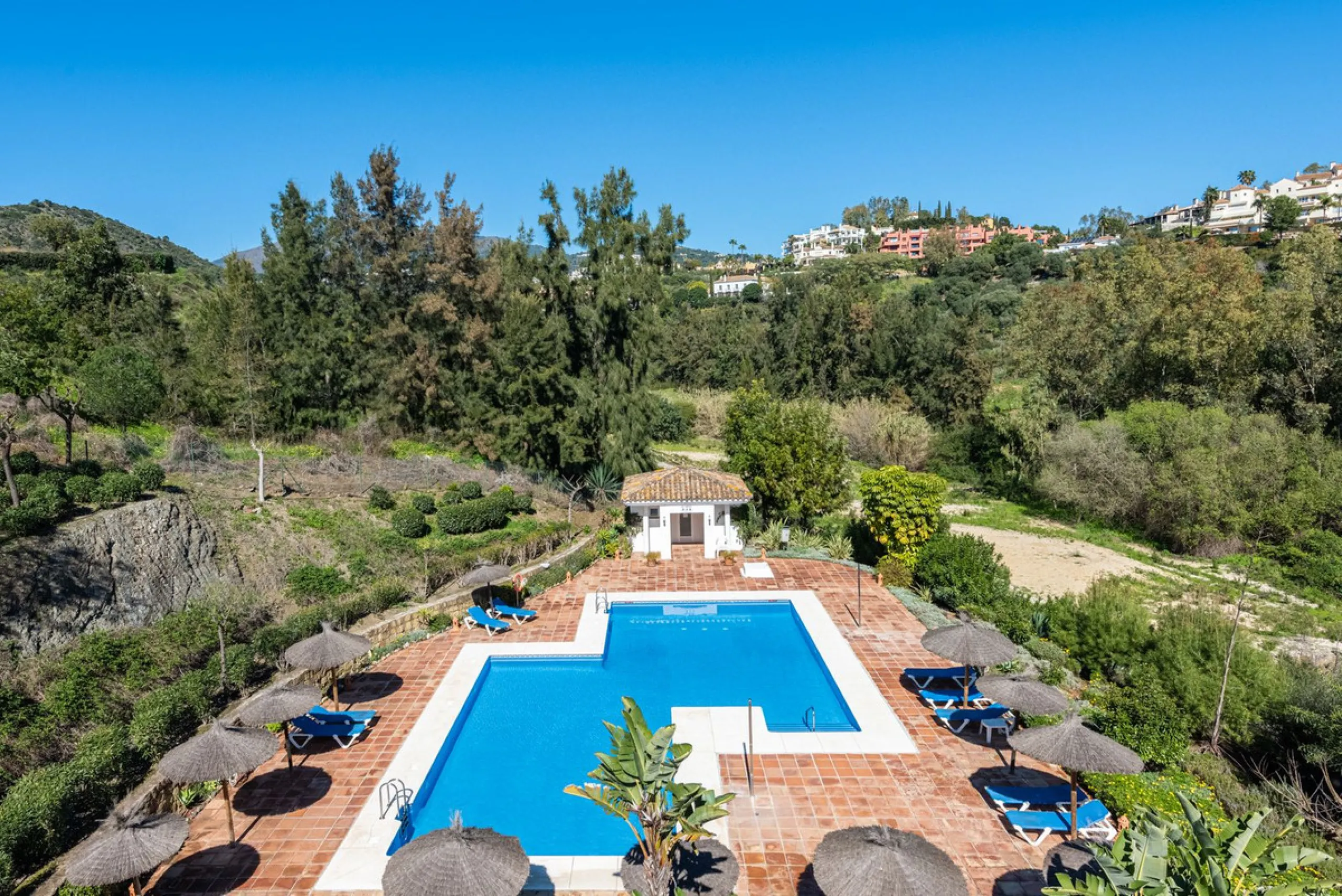 Discover this magnificent duplex penthouse located in the lower part of Los Arqueros, within the well-established and highly sought-after community of Los Eucaliptos — a residential enclave that perfectly combines privacy, natural surroundings and excelle