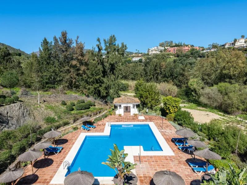 Discover this magnificent duplex penthouse located in the lower part of Los Arqueros, within the well-established and highly sought-after community of Los Eucaliptos — a residential enclave that perfectly combines privacy, natural surroundings and excelle