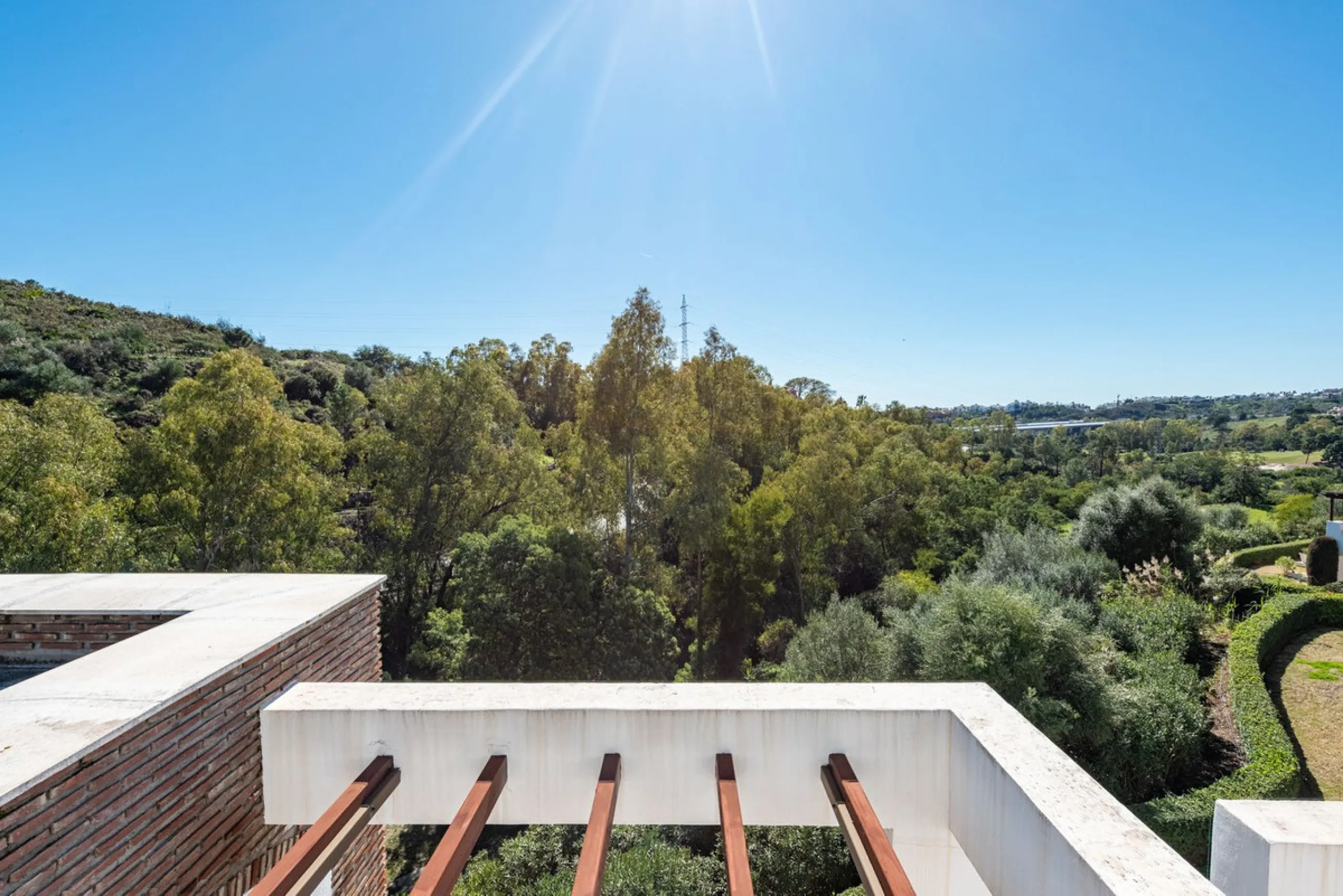 Discover this magnificent duplex penthouse located in the lower part of Los Arqueros, within the well-established and highly sought-after community of Los Eucaliptos — a residential enclave that perfectly combines privacy, natural surroundings and excelle
