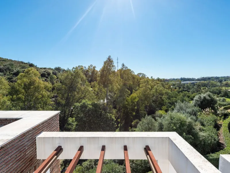 Discover this magnificent duplex penthouse located in the lower part of Los Arqueros, within the well-established and highly sought-after community of Los Eucaliptos — a residential enclave that perfectly combines privacy, natural surroundings and excelle