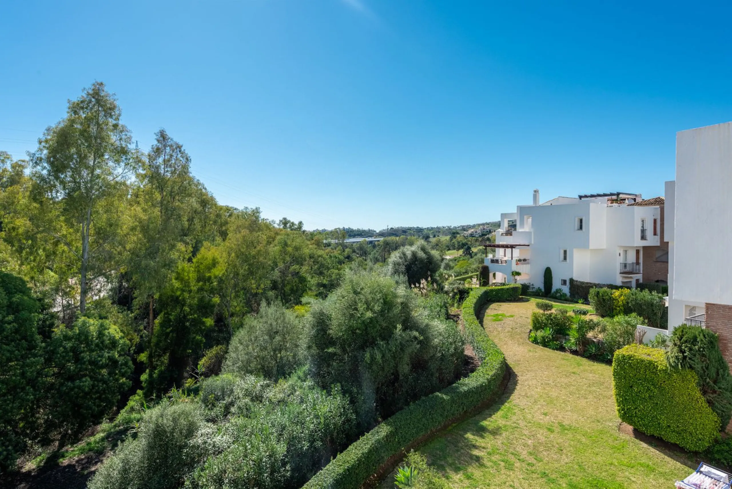 Discover this magnificent duplex penthouse located in the lower part of Los Arqueros, within the well-established and highly sought-after community of Los Eucaliptos — a residential enclave that perfectly combines privacy, natural surroundings and excelle