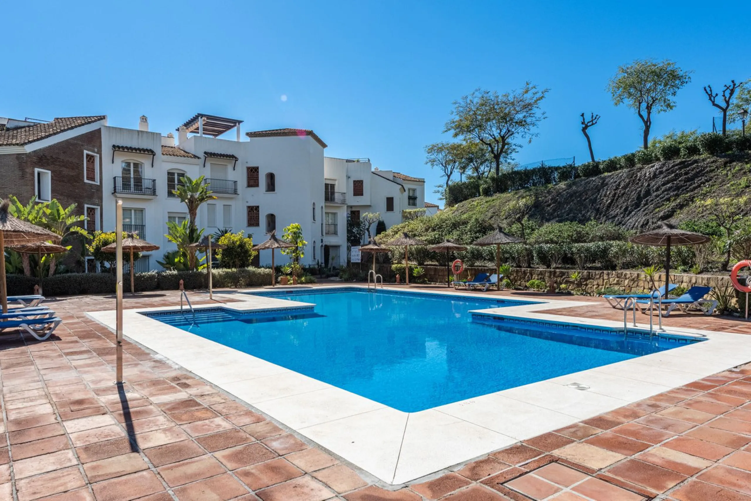 Discover this magnificent duplex penthouse located in the lower part of Los Arqueros, within the well-established and highly sought-after community of Los Eucaliptos — a residential enclave that perfectly combines privacy, natural surroundings and excelle
