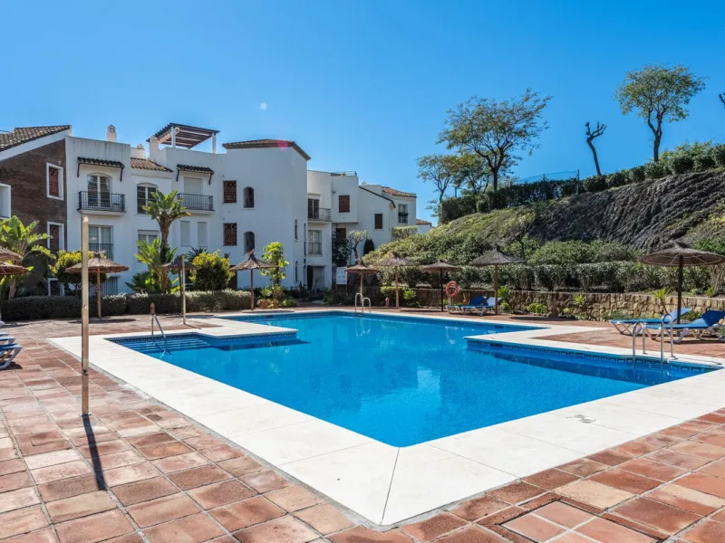 Discover this magnificent duplex penthouse located in the lower part of Los Arqueros, within the well-established and highly sought-after community of Los Eucaliptos — a residential enclave that perfectly combines privacy, natural surroundings and excelle