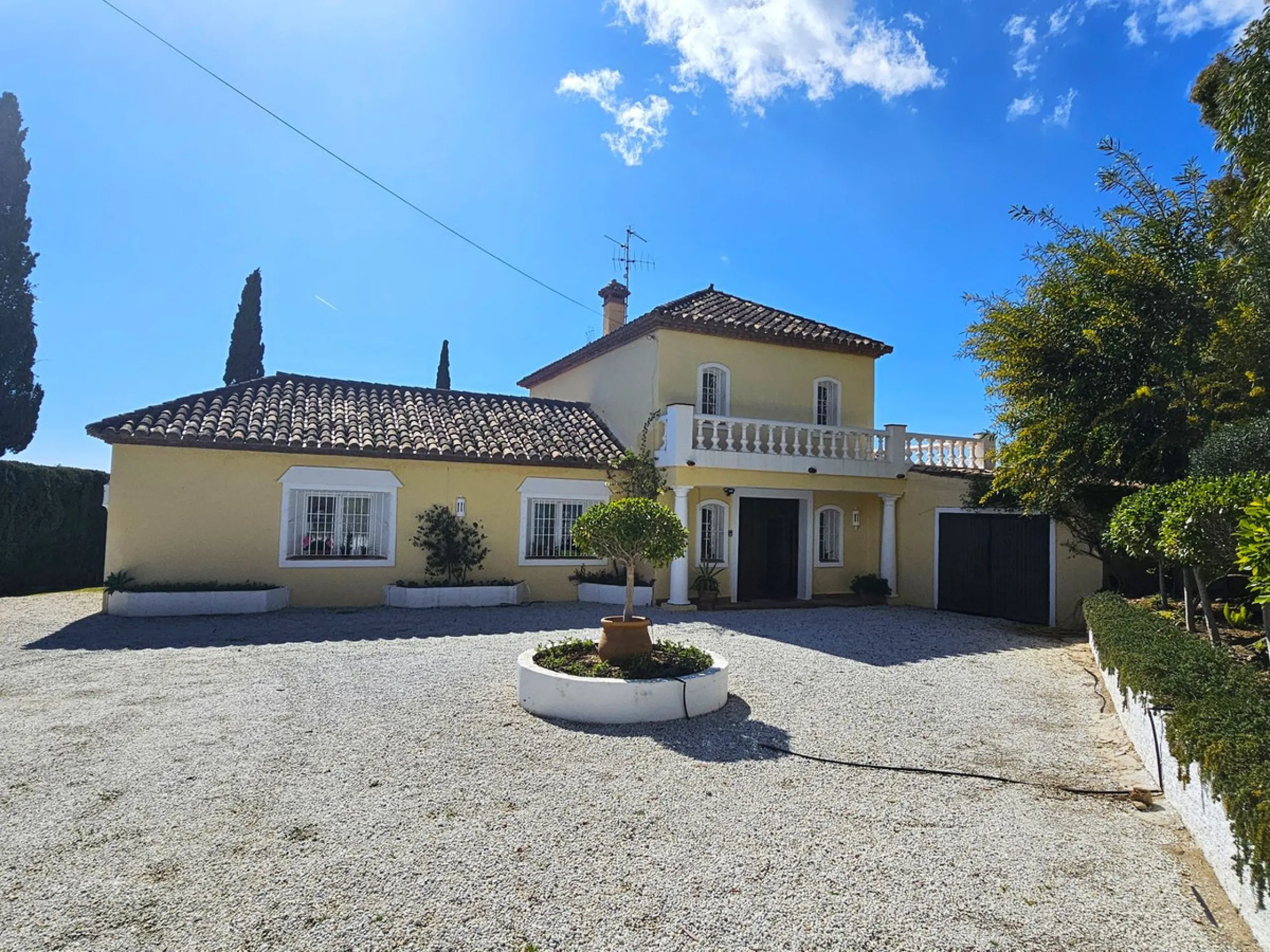 This charming 5 bedroom Andalucian villa is nestled in the exclusive enclave of Puerto de Los Almendros in Benahavis, surrounded by nature but still close to schools, supermarkets and town.. The property has been a much loved family home for over 4 decade