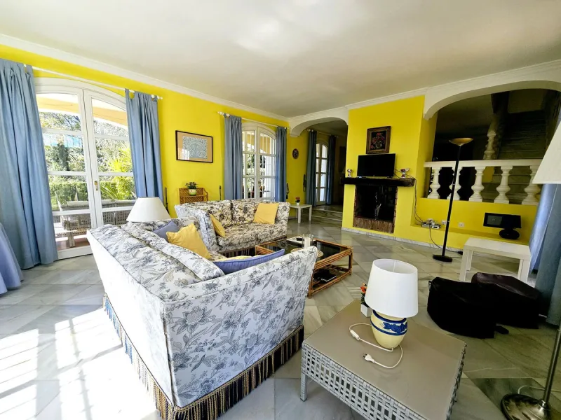 This charming 5 bedroom Andalucian villa is nestled in the exclusive enclave of Puerto de Los Almendros in Benahavis, surrounded by nature but still close to schools, supermarkets and town.. The property has been a much loved family home for over 4 decade