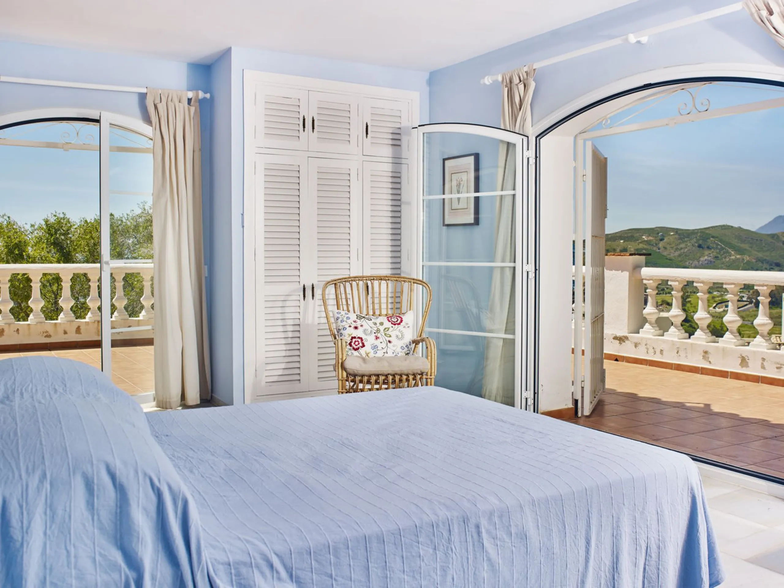 This charming 5 bedroom Andalucian villa is nestled in the exclusive enclave of Puerto de Los Almendros in Benahavis, surrounded by nature but still close to schools, supermarkets and town.. The property has been a much loved family home for over 4 decade