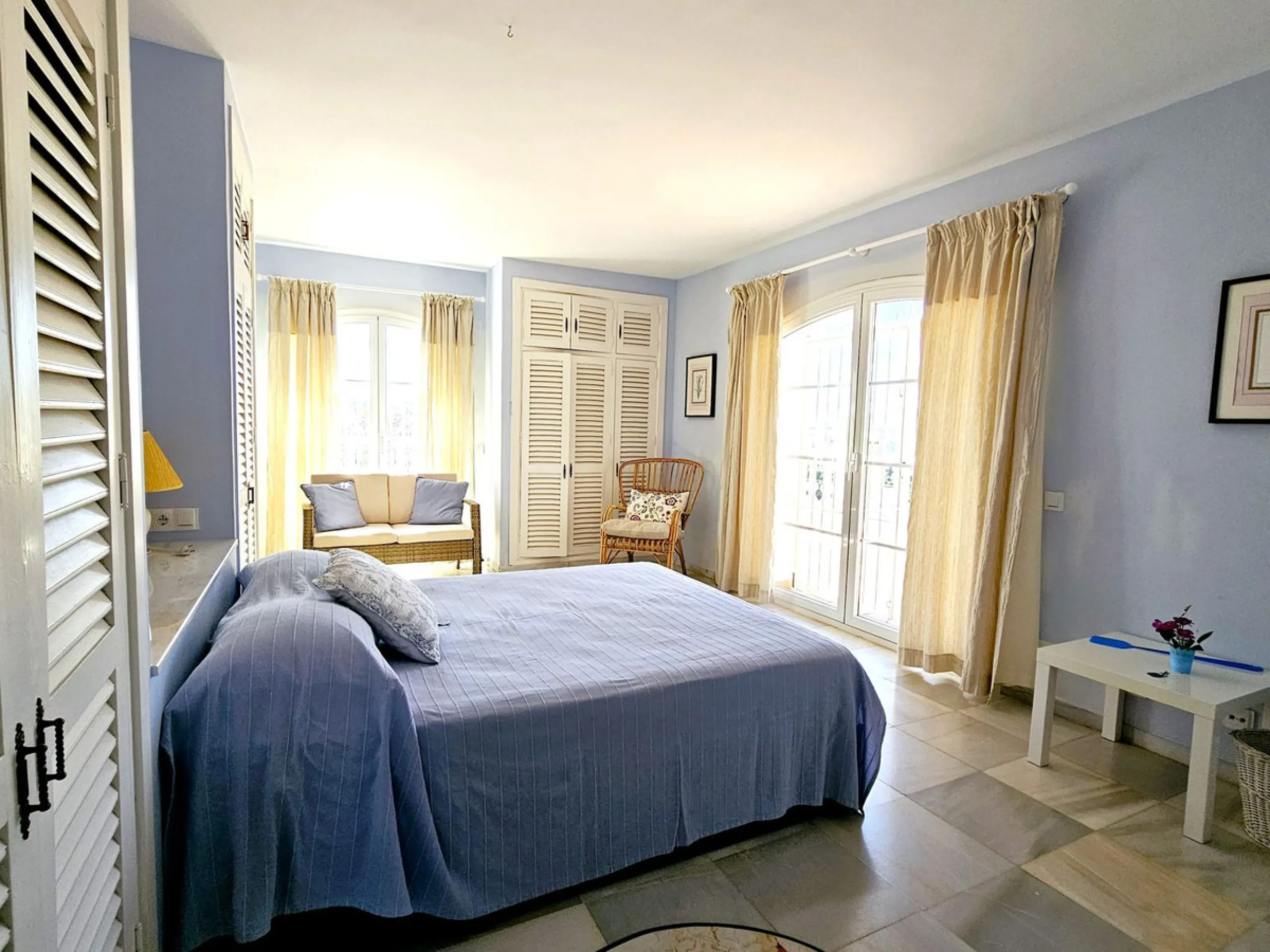 This charming 5 bedroom Andalucian villa is nestled in the exclusive enclave of Puerto de Los Almendros in Benahavis, surrounded by nature but still close to schools, supermarkets and town.. The property has been a much loved family home for over 4 decade