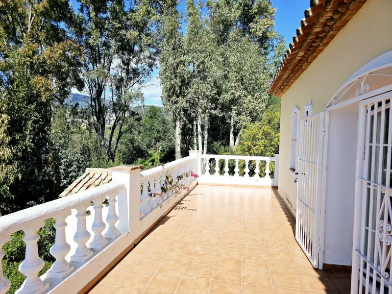 This charming 5 bedroom Andalucian villa is nestled in the exclusive enclave of Puerto de Los Almendros in Benahavis, surrounded by nature but still close to schools, supermarkets and town.. The property has been a much loved family home for over 4 decade