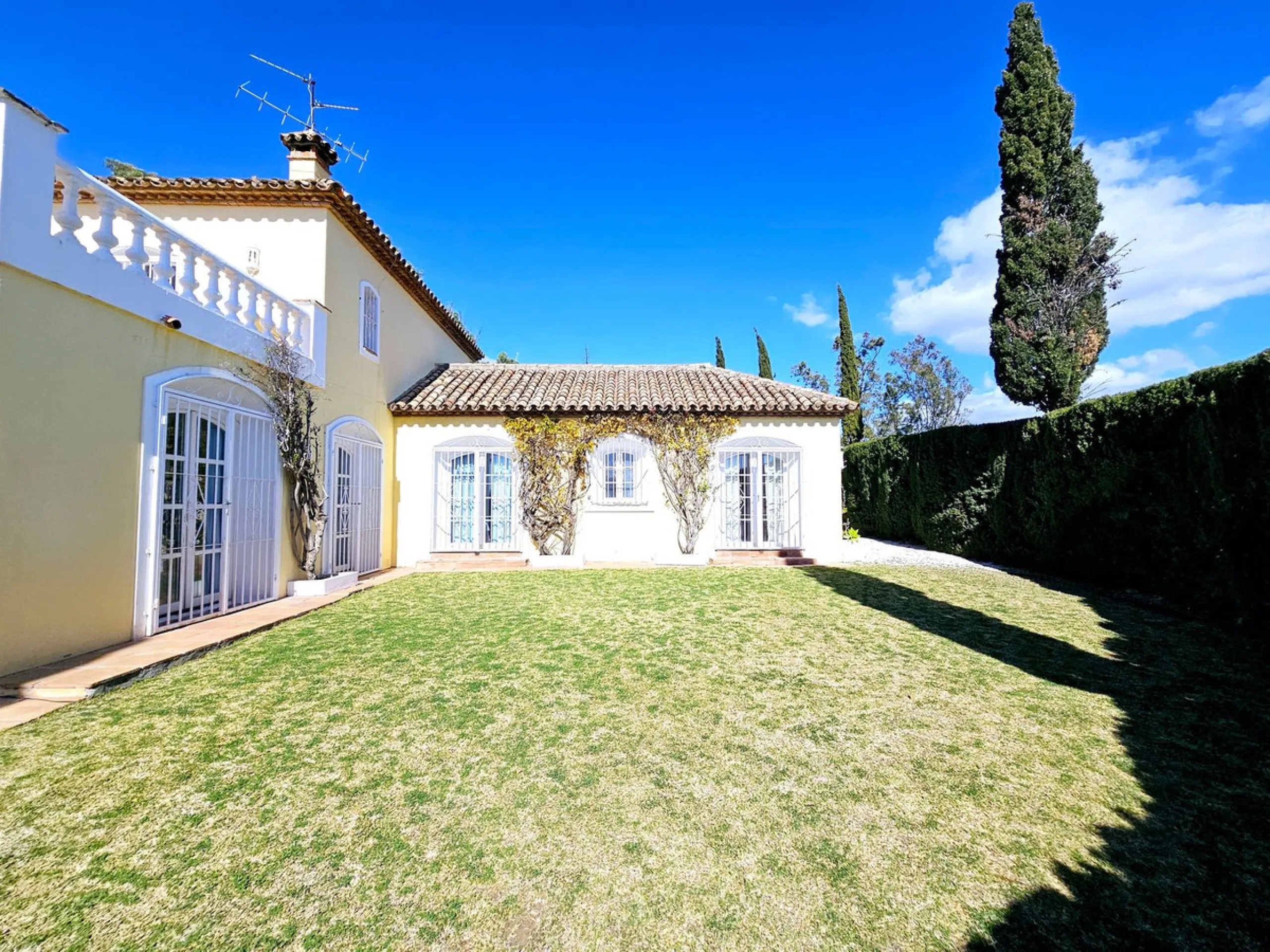 This charming 5 bedroom Andalucian villa is nestled in the exclusive enclave of Puerto de Los Almendros in Benahavis, surrounded by nature but still close to schools, supermarkets and town.. The property has been a much loved family home for over 4 decade