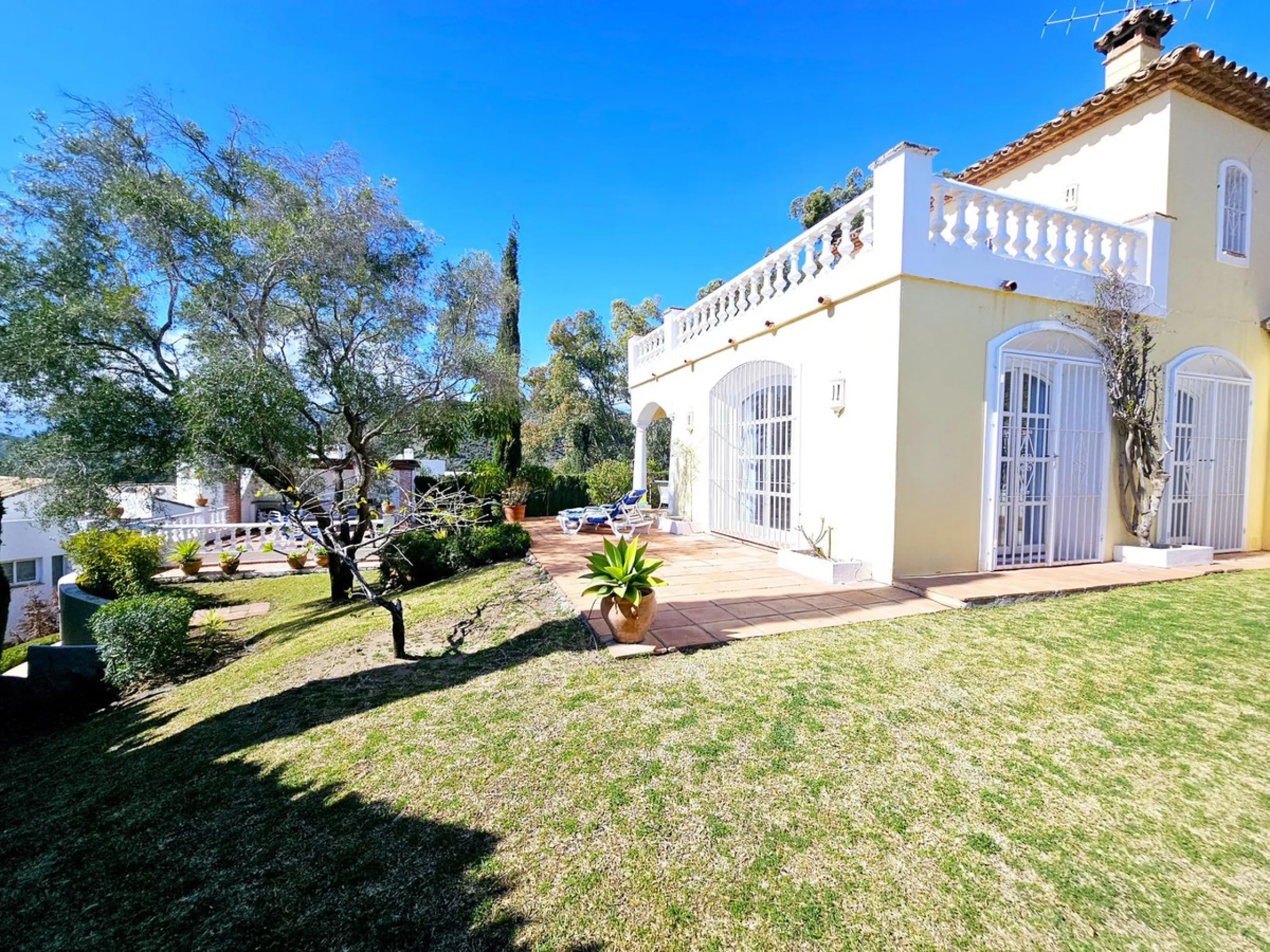 This charming 5 bedroom Andalucian villa is nestled in the exclusive enclave of Puerto de Los Almendros in Benahavis, surrounded by nature but still close to schools, supermarkets and town.. The property has been a much loved family home for over 4 decade