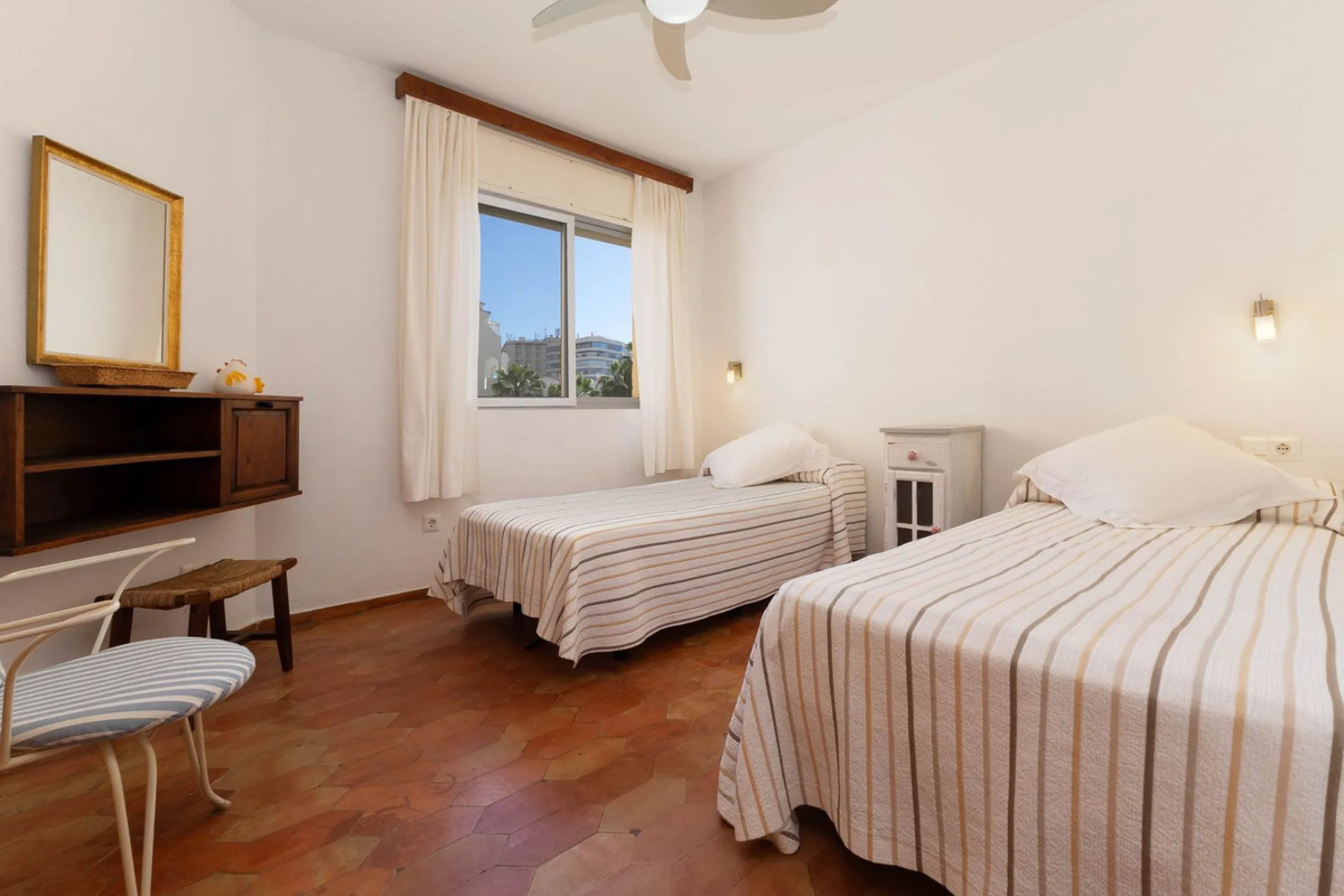 Experience the privilege of enjoying the sea and tranquility without sacrificing comfort.