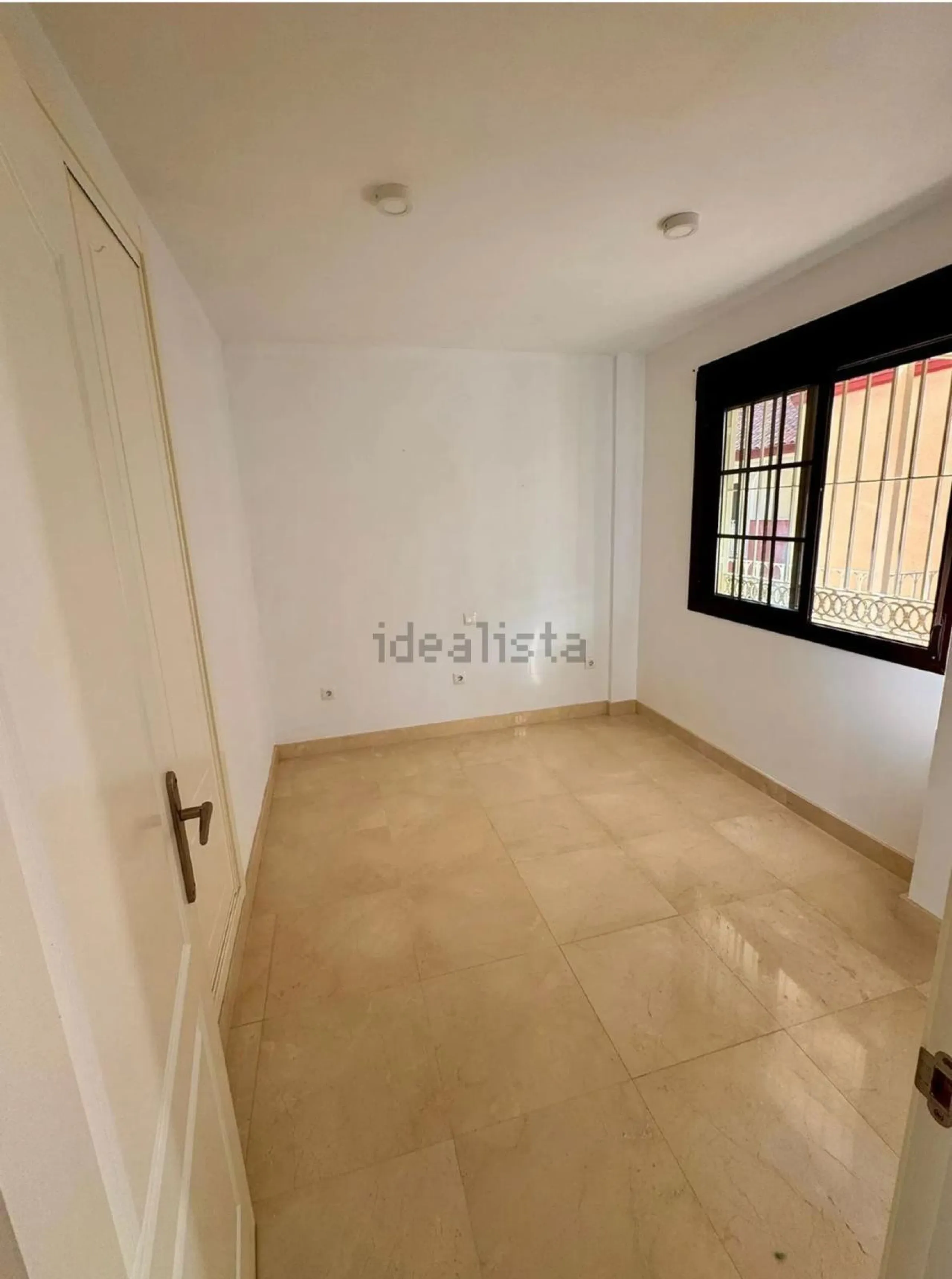 Magnificent apartment in Benalmádena Costa, located in one of the best residential complexes in Torrequebrada. The property comprises two bedrooms, one full bathroom, a spacious living-dining room, a kitchen, and a south-facing terrace with sea views.