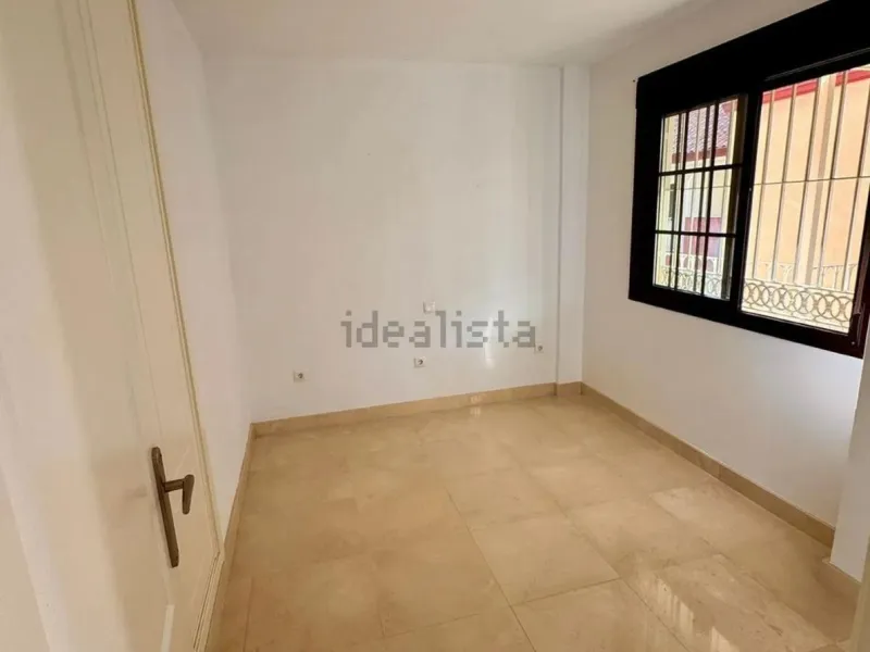 Magnificent apartment in Benalmádena Costa, located in one of the best residential complexes in Torrequebrada. The property comprises two bedrooms, one full bathroom, a spacious living-dining room, a kitchen, and a south-facing terrace with sea views.