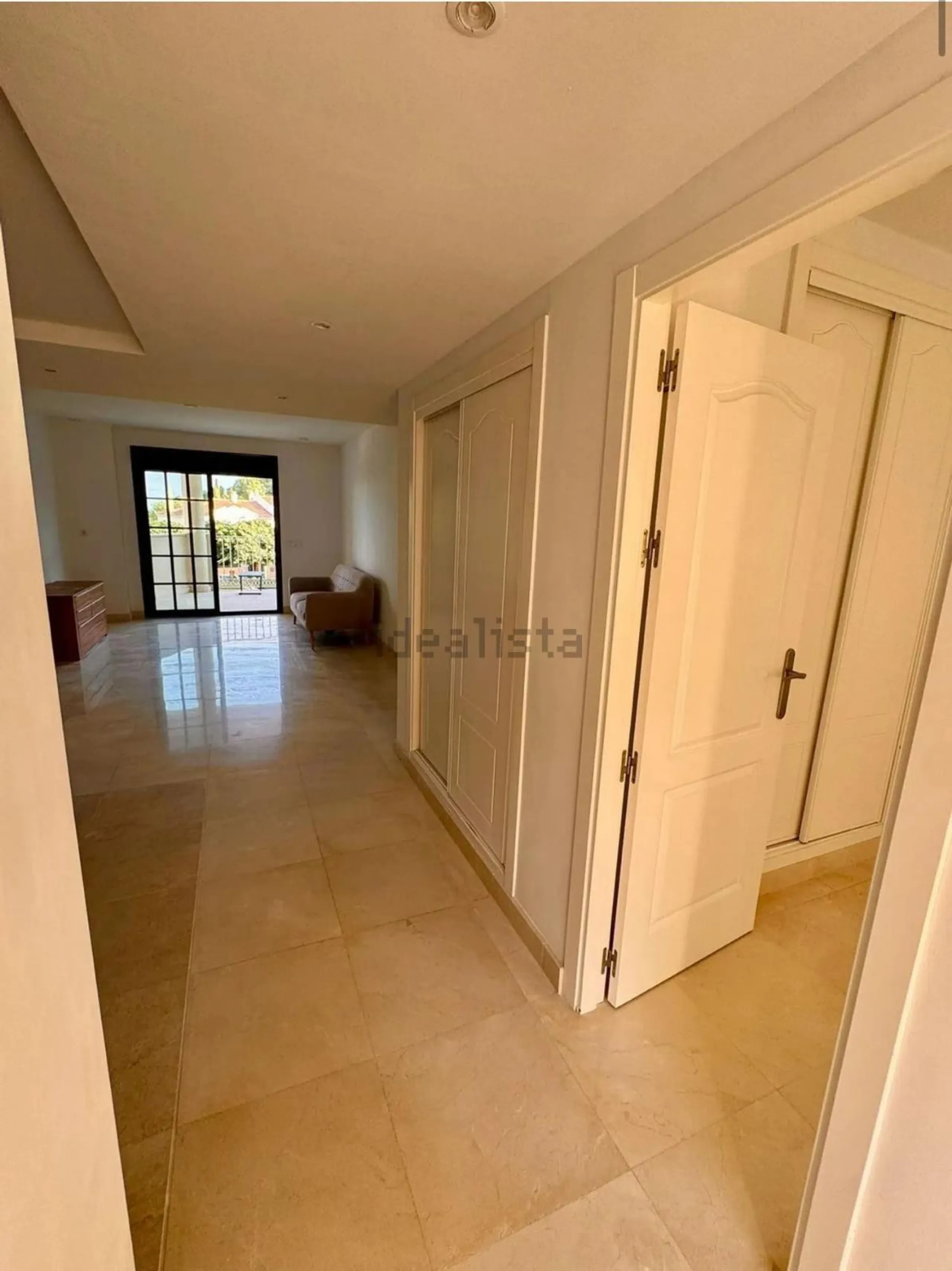 Magnificent apartment in Benalmádena Costa, located in one of the best residential complexes in Torrequebrada. The property comprises two bedrooms, one full bathroom, a spacious living-dining room, a kitchen, and a south-facing terrace with sea views.