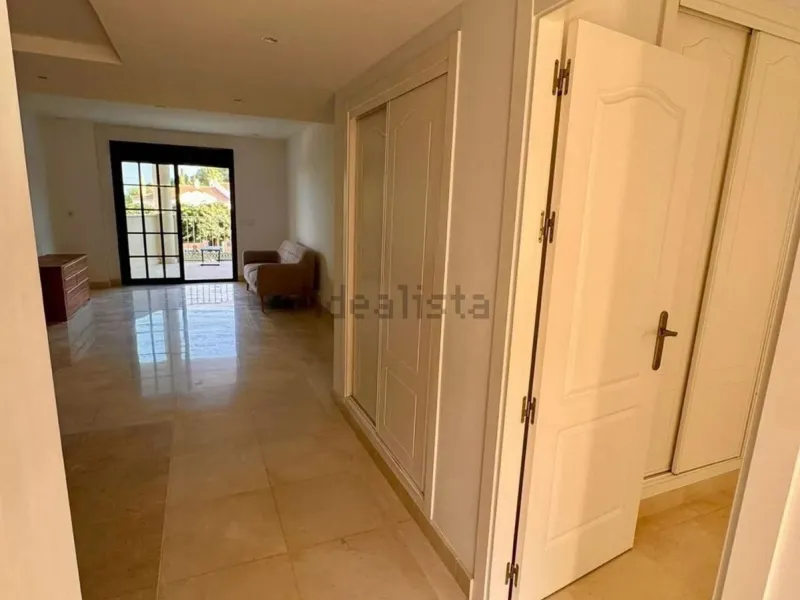 Magnificent apartment in Benalmádena Costa, located in one of the best residential complexes in Torrequebrada. The property comprises two bedrooms, one full bathroom, a spacious living-dining room, a kitchen, and a south-facing terrace with sea views.