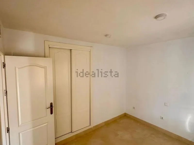 Magnificent apartment in Benalmádena Costa, located in one of the best residential complexes in Torrequebrada. The property comprises two bedrooms, one full bathroom, a spacious living-dining room, a kitchen, and a south-facing terrace with sea views.