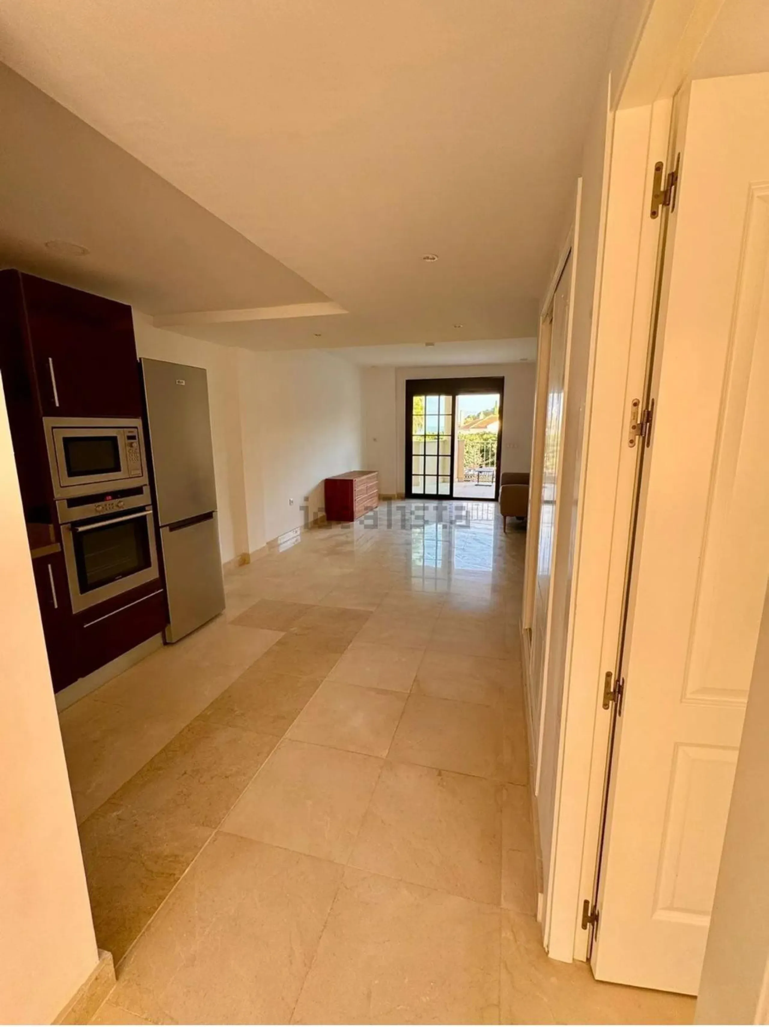 Magnificent apartment in Benalmádena Costa, located in one of the best residential complexes in Torrequebrada. The property comprises two bedrooms, one full bathroom, a spacious living-dining room, a kitchen, and a south-facing terrace with sea views.