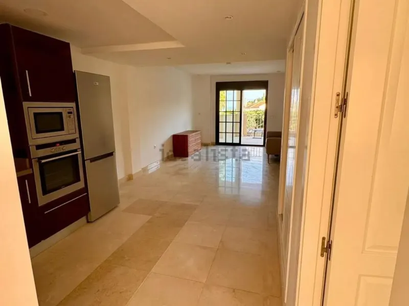 Magnificent apartment in Benalmádena Costa, located in one of the best residential complexes in Torrequebrada. The property comprises two bedrooms, one full bathroom, a spacious living-dining room, a kitchen, and a south-facing terrace with sea views.