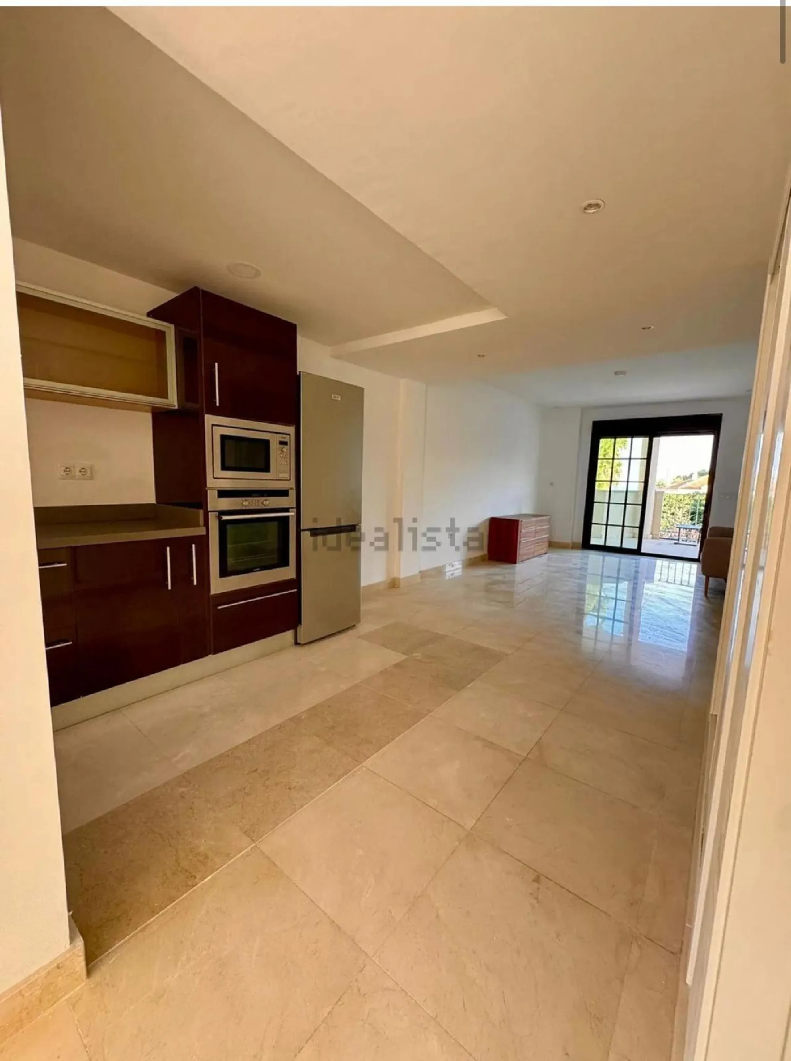 Magnificent apartment in Benalmádena Costa, located in one of the best residential complexes in Torrequebrada. The property comprises two bedrooms, one full bathroom, a spacious living-dining room, a kitchen, and a south-facing terrace with sea views.