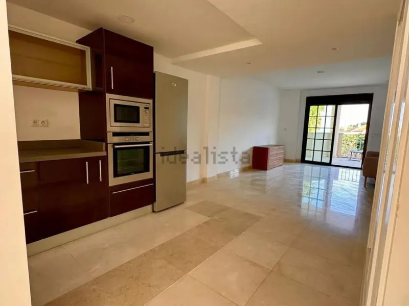 Magnificent apartment in Benalmádena Costa, located in one of the best residential complexes in Torrequebrada. The property comprises two bedrooms, one full bathroom, a spacious living-dining room, a kitchen, and a south-facing terrace with sea views.
