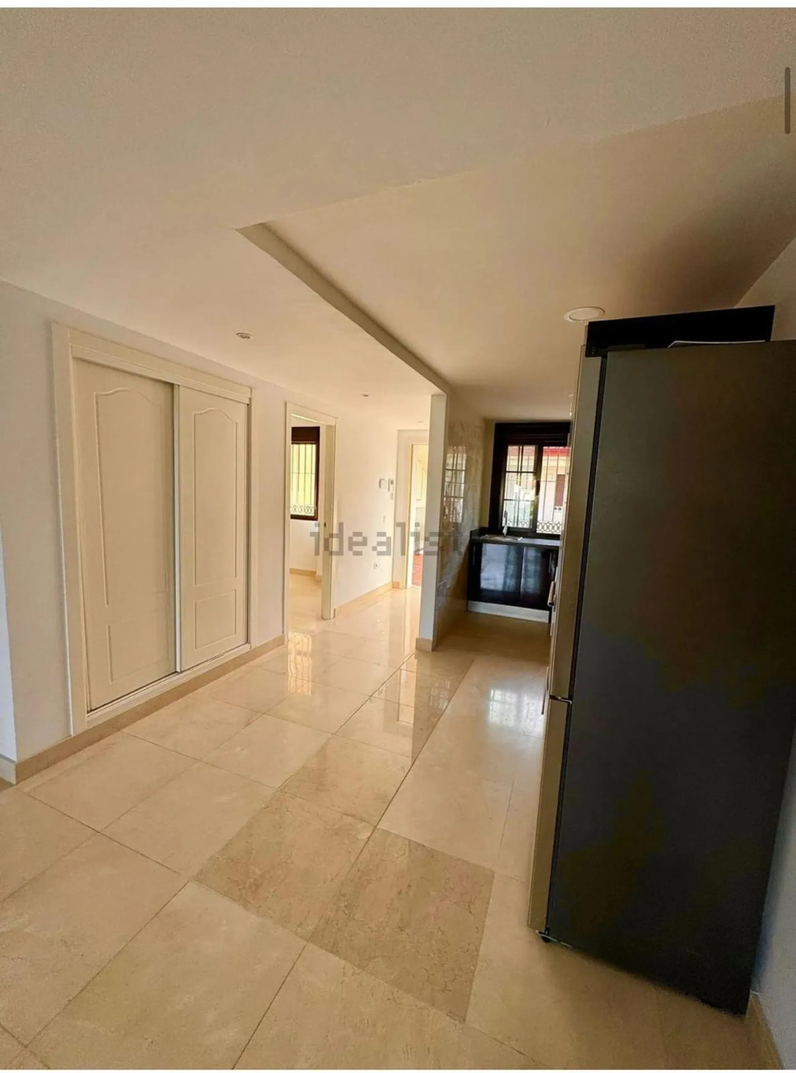 Magnificent apartment in Benalmádena Costa, located in one of the best residential complexes in Torrequebrada. The property comprises two bedrooms, one full bathroom, a spacious living-dining room, a kitchen, and a south-facing terrace with sea views.