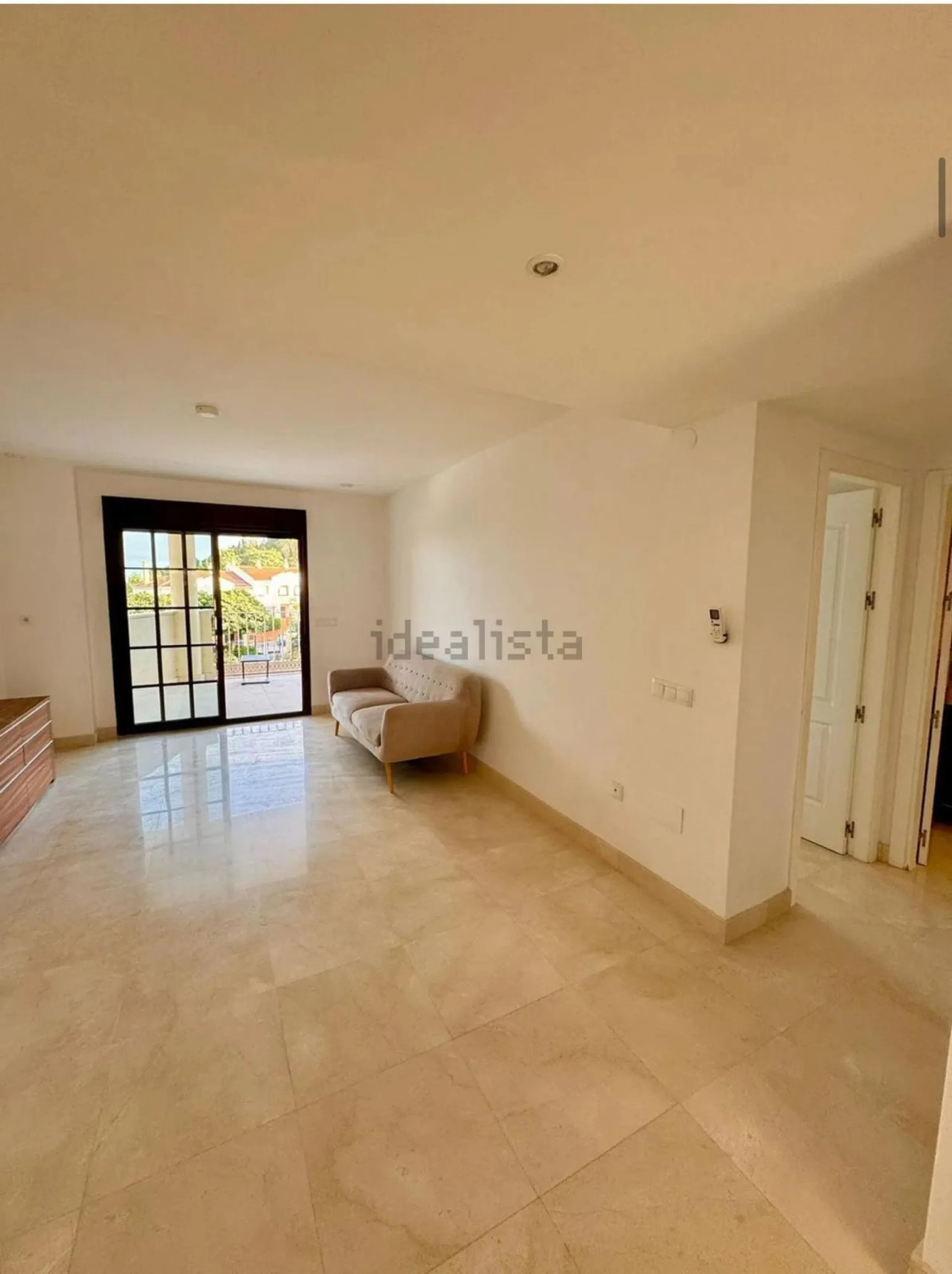 Magnificent apartment in Benalmádena Costa, located in one of the best residential complexes in Torrequebrada. The property comprises two bedrooms, one full bathroom, a spacious living-dining room, a kitchen, and a south-facing terrace with sea views.
