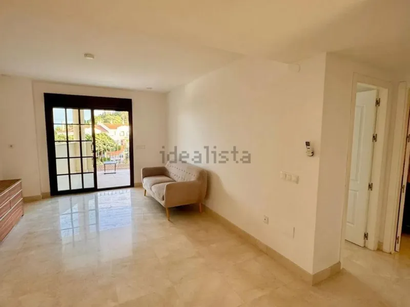 Magnificent apartment in Benalmádena Costa, located in one of the best residential complexes in Torrequebrada. The property comprises two bedrooms, one full bathroom, a spacious living-dining room, a kitchen, and a south-facing terrace with sea views.