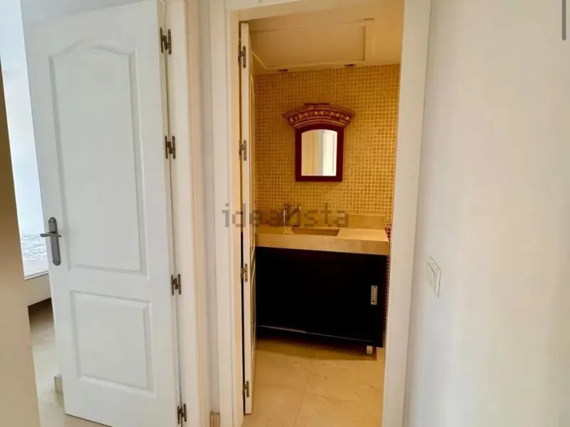 Magnificent apartment in Benalmádena Costa, located in one of the best residential complexes in Torrequebrada. The property comprises two bedrooms, one full bathroom, a spacious living-dining room, a kitchen, and a south-facing terrace with sea views.