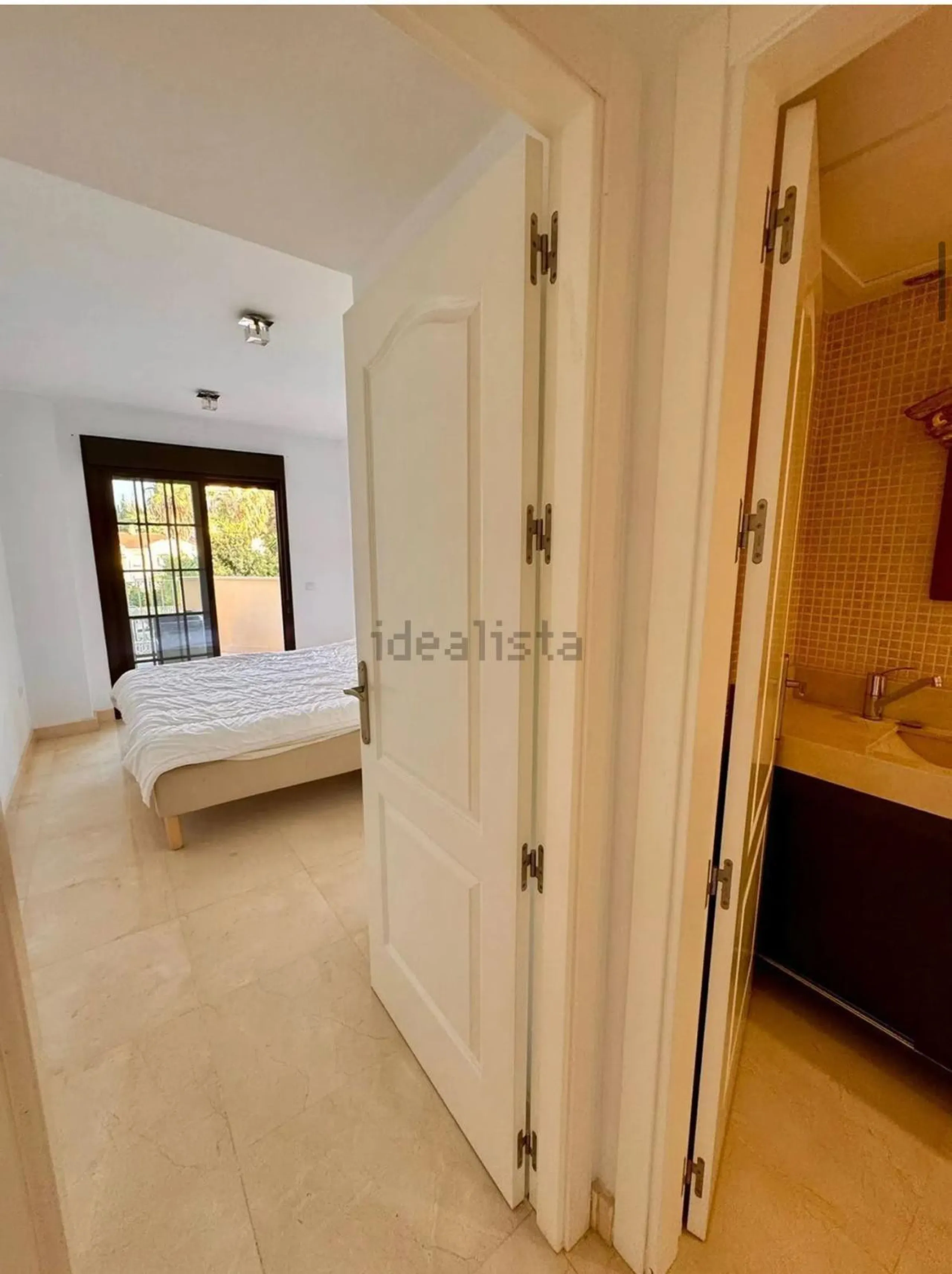 Magnificent apartment in Benalmádena Costa, located in one of the best residential complexes in Torrequebrada. The property comprises two bedrooms, one full bathroom, a spacious living-dining room, a kitchen, and a south-facing terrace with sea views.