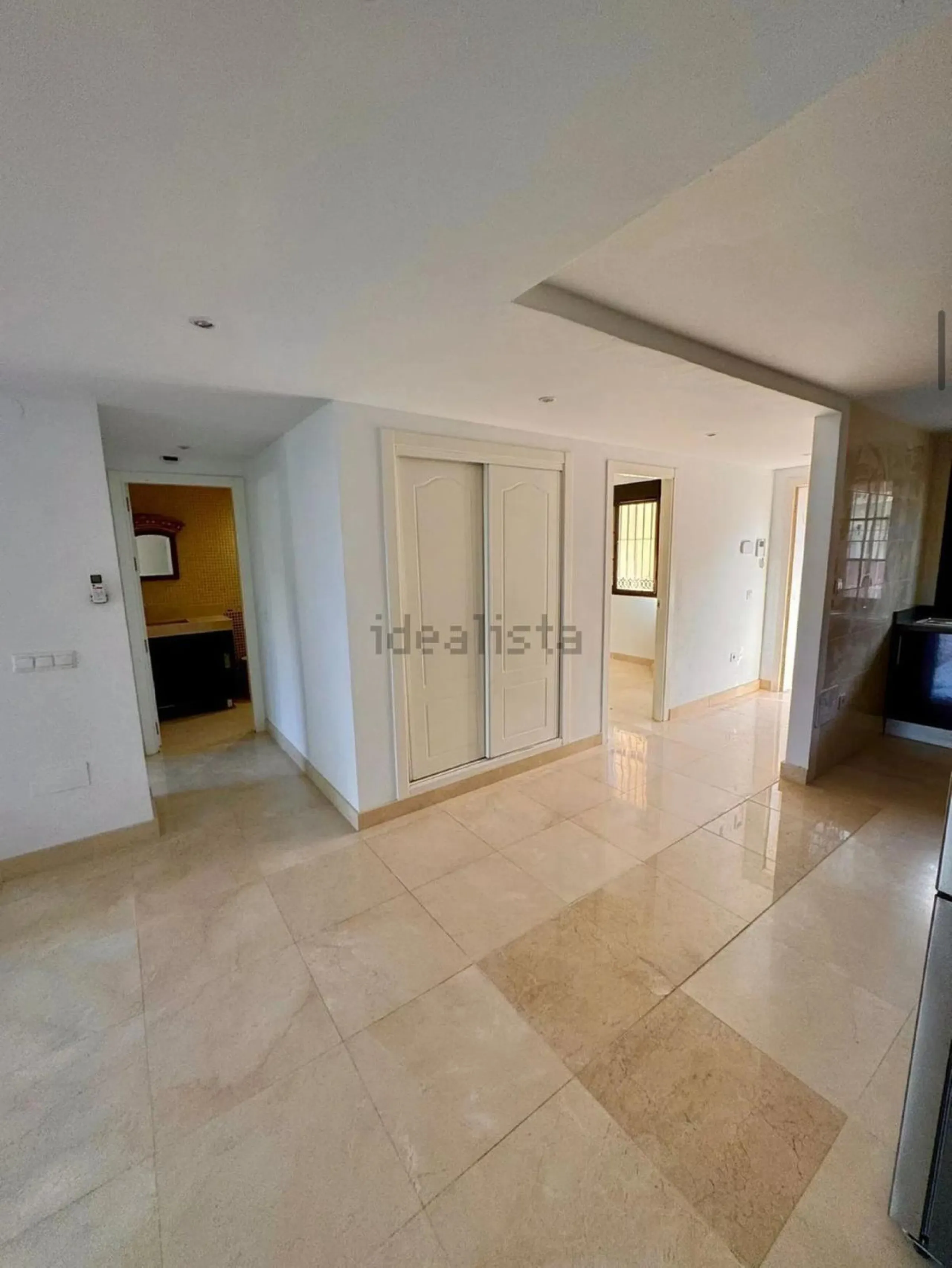 Magnificent apartment in Benalmádena Costa, located in one of the best residential complexes in Torrequebrada. The property comprises two bedrooms, one full bathroom, a spacious living-dining room, a kitchen, and a south-facing terrace with sea views.
