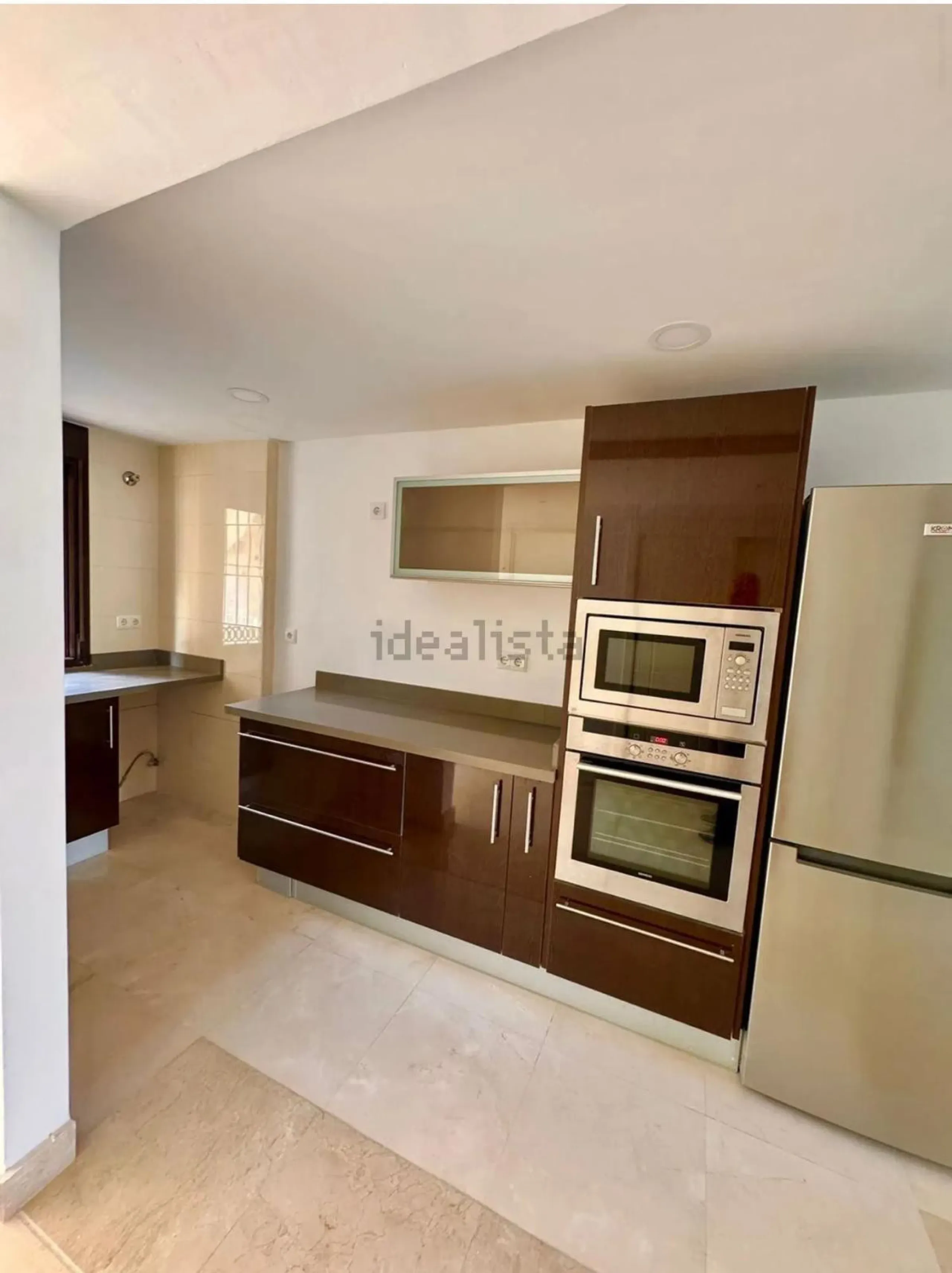 Magnificent apartment in Benalmádena Costa, located in one of the best residential complexes in Torrequebrada. The property comprises two bedrooms, one full bathroom, a spacious living-dining room, a kitchen, and a south-facing terrace with sea views.