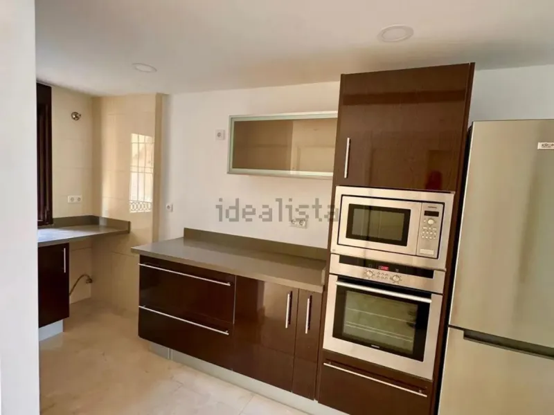 Magnificent apartment in Benalmádena Costa, located in one of the best residential complexes in Torrequebrada. The property comprises two bedrooms, one full bathroom, a spacious living-dining room, a kitchen, and a south-facing terrace with sea views.