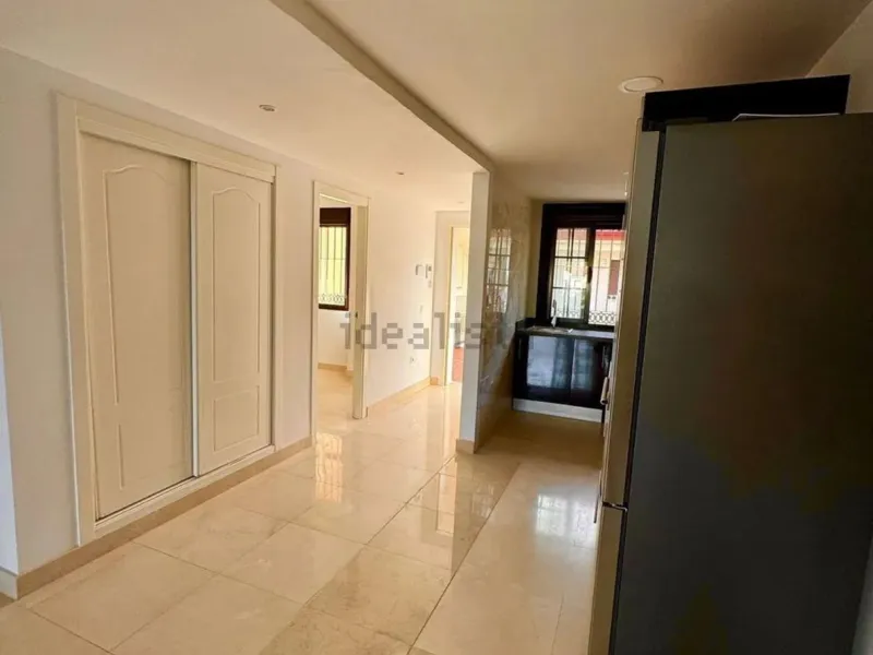 Magnificent apartment in Benalmádena Costa, located in one of the best residential complexes in Torrequebrada. The property comprises two bedrooms, one full bathroom, a spacious living-dining room, a kitchen, and a south-facing terrace with sea views.