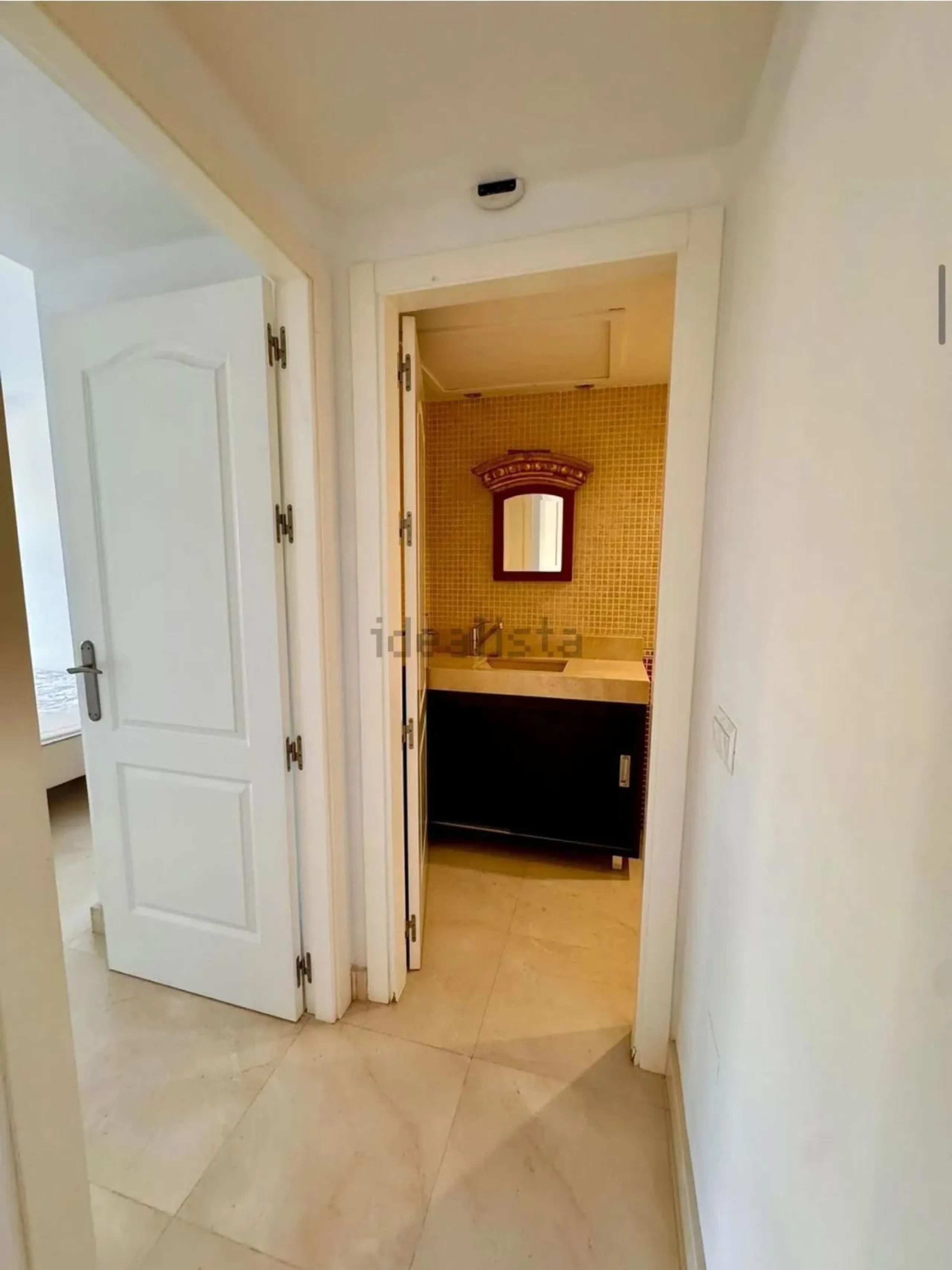 Magnificent apartment in Benalmádena Costa, located in one of the best residential complexes in Torrequebrada. The property comprises two bedrooms, one full bathroom, a spacious living-dining room, a kitchen, and a south-facing terrace with sea views.