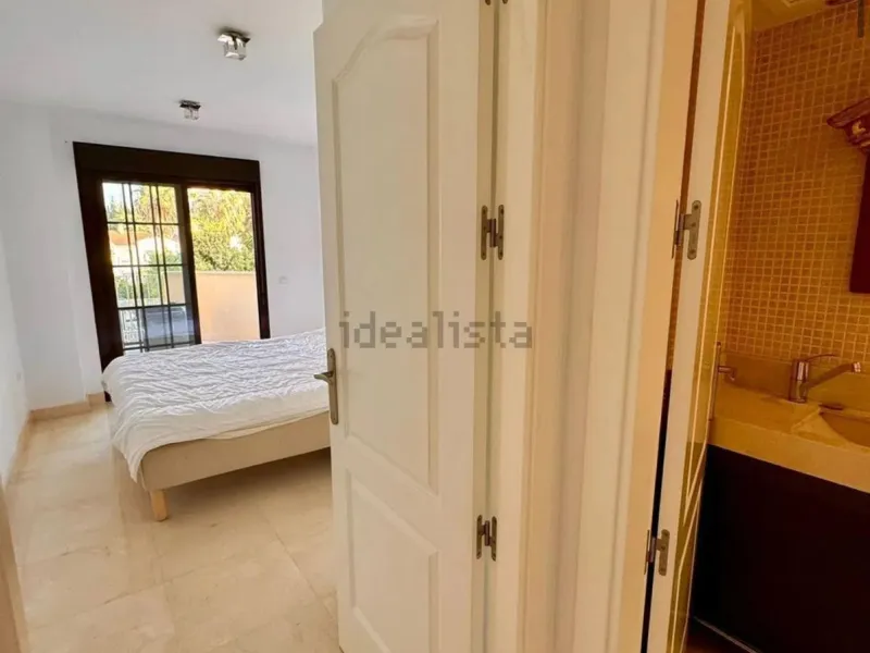 Magnificent apartment in Benalmádena Costa, located in one of the best residential complexes in Torrequebrada. The property comprises two bedrooms, one full bathroom, a spacious living-dining room, a kitchen, and a south-facing terrace with sea views.