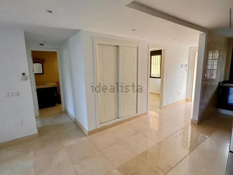 Magnificent apartment in Benalmádena Costa, located in one of the best residential complexes in Torrequebrada. The property comprises two bedrooms, one full bathroom, a spacious living-dining room, a kitchen, and a south-facing terrace with sea views.