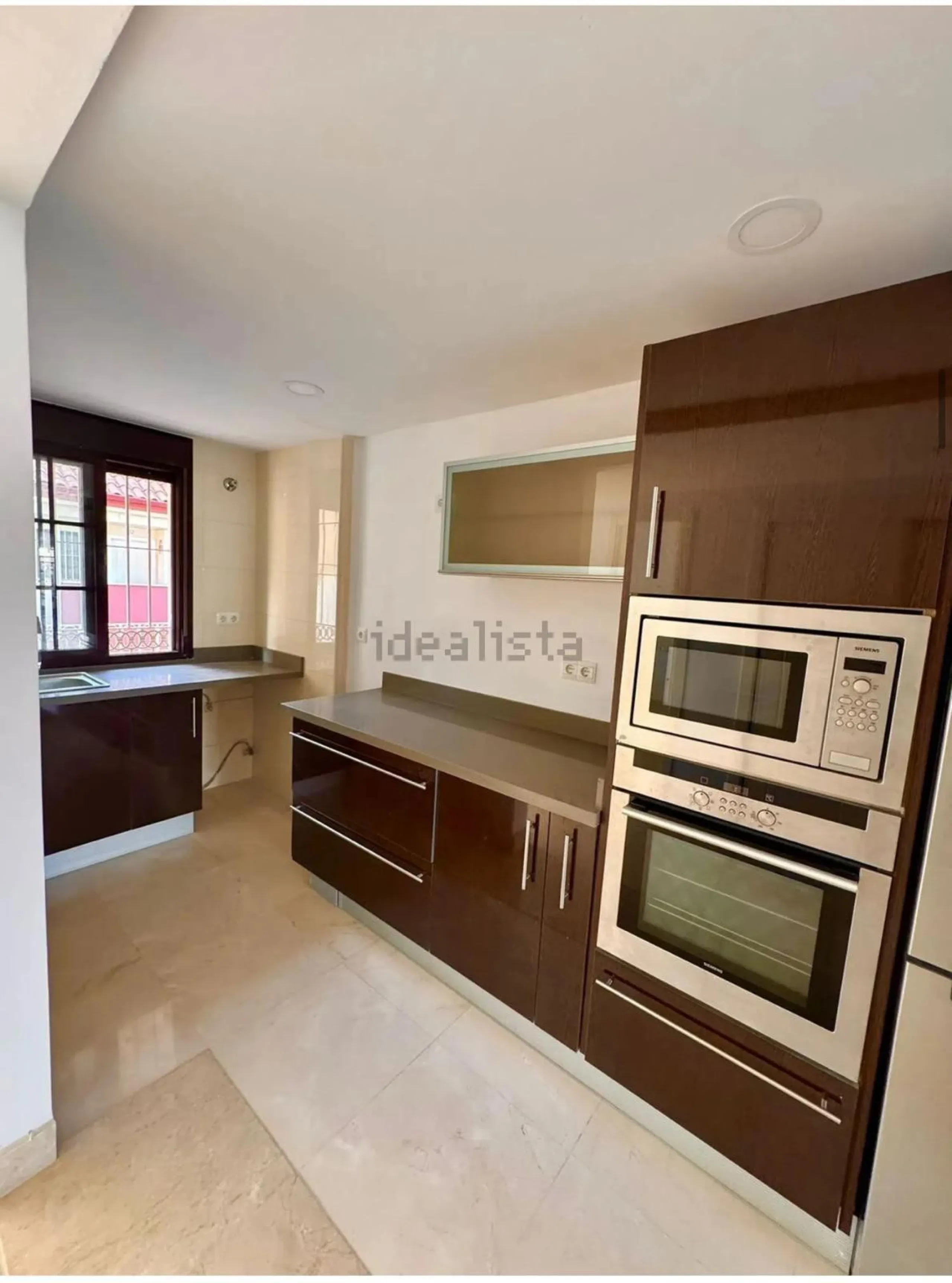 Magnificent apartment in Benalmádena Costa, located in one of the best residential complexes in Torrequebrada. The property comprises two bedrooms, one full bathroom, a spacious living-dining room, a kitchen, and a south-facing terrace with sea views.
