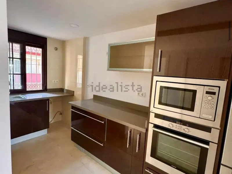 Magnificent apartment in Benalmádena Costa, located in one of the best residential complexes in Torrequebrada. The property comprises two bedrooms, one full bathroom, a spacious living-dining room, a kitchen, and a south-facing terrace with sea views.