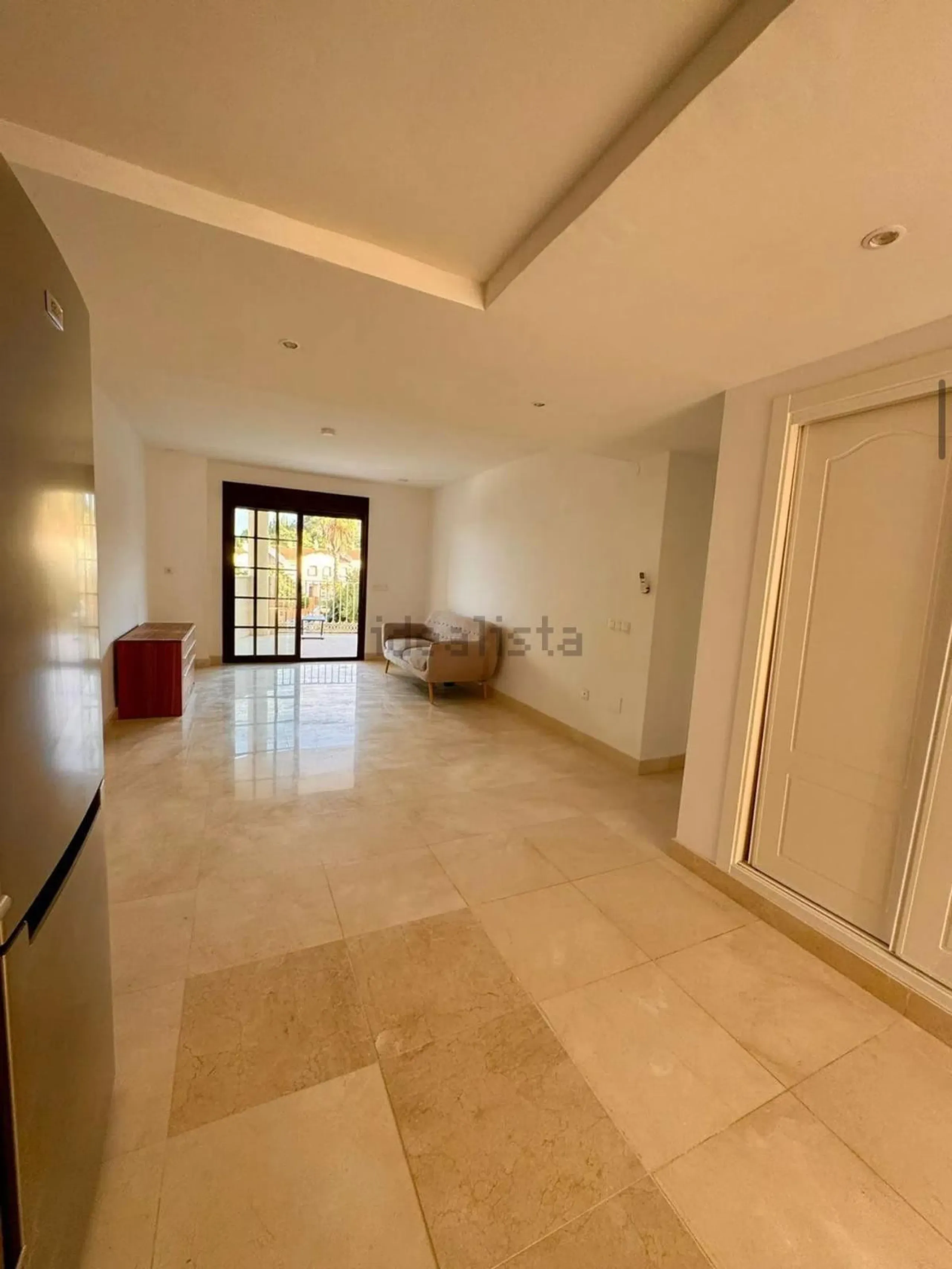 Magnificent apartment in Benalmádena Costa, located in one of the best residential complexes in Torrequebrada. The property comprises two bedrooms, one full bathroom, a spacious living-dining room, a kitchen, and a south-facing terrace with sea views.