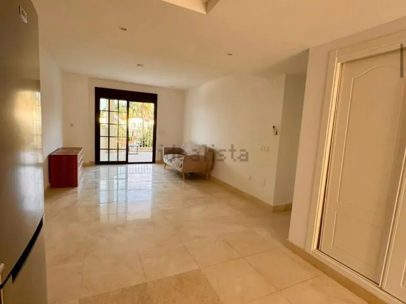 Magnificent apartment in Benalmádena Costa, located in one of the best residential complexes in Torrequebrada. The property comprises two bedrooms, one full bathroom, a spacious living-dining room, a kitchen, and a south-facing terrace with sea views.