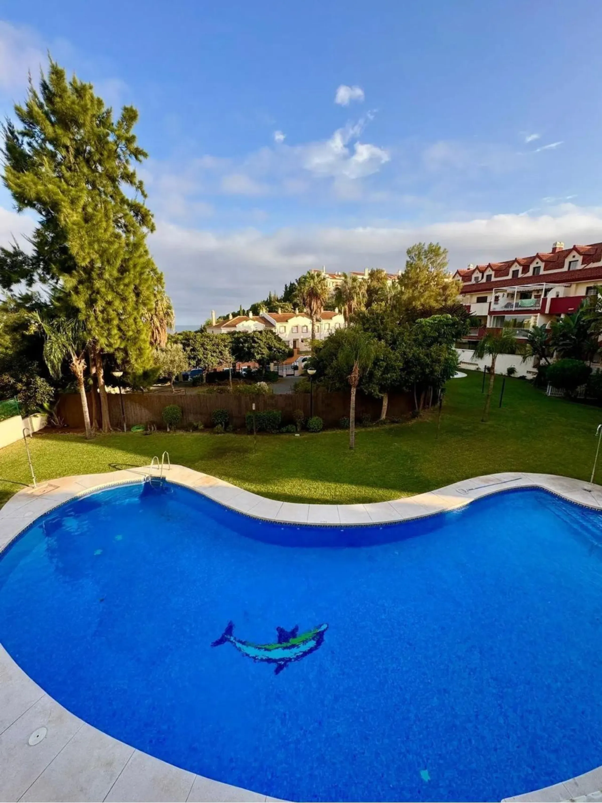 Magnificent apartment in Benalmádena Costa, located in one of the best residential complexes in Torrequebrada. The property comprises two bedrooms, one full bathroom, a spacious living-dining room, a kitchen, and a south-facing terrace with sea views.