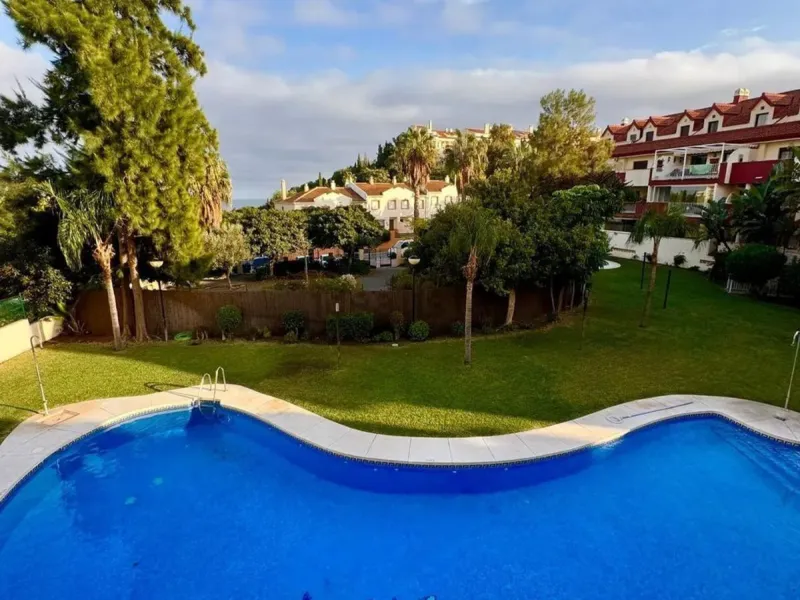 Magnificent apartment in Benalmádena Costa, located in one of the best residential complexes in Torrequebrada. The property comprises two bedrooms, one full bathroom, a spacious living-dining room, a kitchen, and a south-facing terrace with sea views.