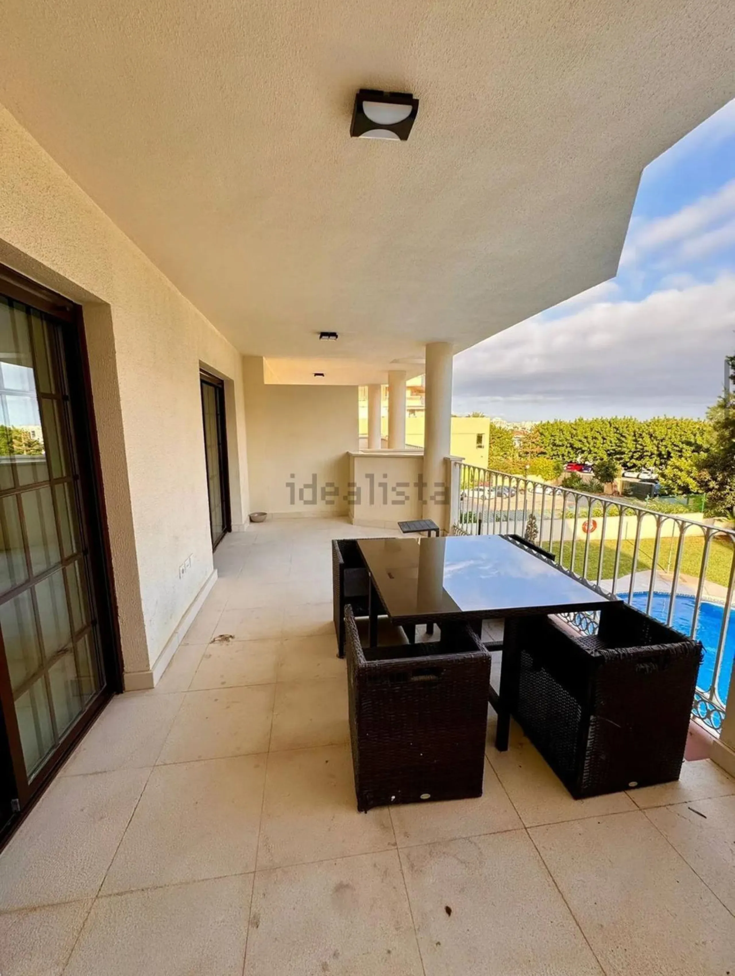 Magnificent apartment in Benalmádena Costa, located in one of the best residential complexes in Torrequebrada. The property comprises two bedrooms, one full bathroom, a spacious living-dining room, a kitchen, and a south-facing terrace with sea views.