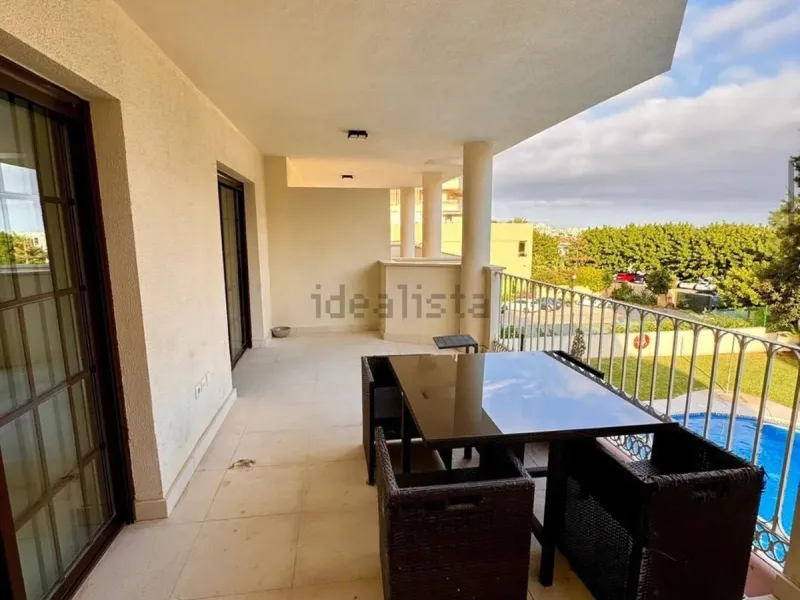 Magnificent apartment in Benalmádena Costa, located in one of the best residential complexes in Torrequebrada. The property comprises two bedrooms, one full bathroom, a spacious living-dining room, a kitchen, and a south-facing terrace with sea views.
