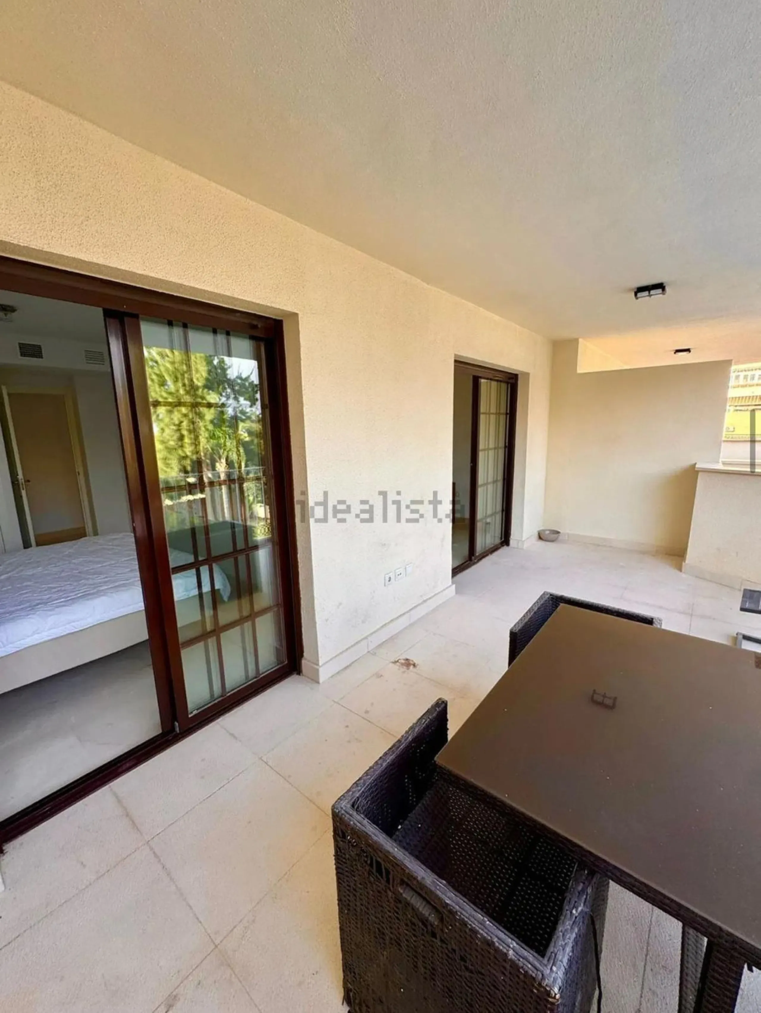 Magnificent apartment in Benalmádena Costa, located in one of the best residential complexes in Torrequebrada. The property comprises two bedrooms, one full bathroom, a spacious living-dining room, a kitchen, and a south-facing terrace with sea views.