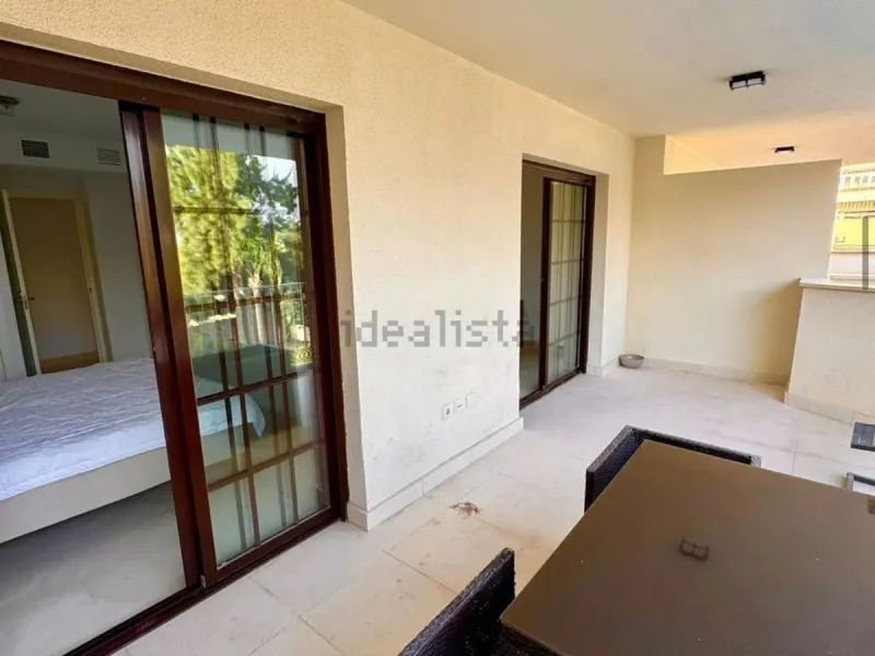 Magnificent apartment in Benalmádena Costa, located in one of the best residential complexes in Torrequebrada. The property comprises two bedrooms, one full bathroom, a spacious living-dining room, a kitchen, and a south-facing terrace with sea views.