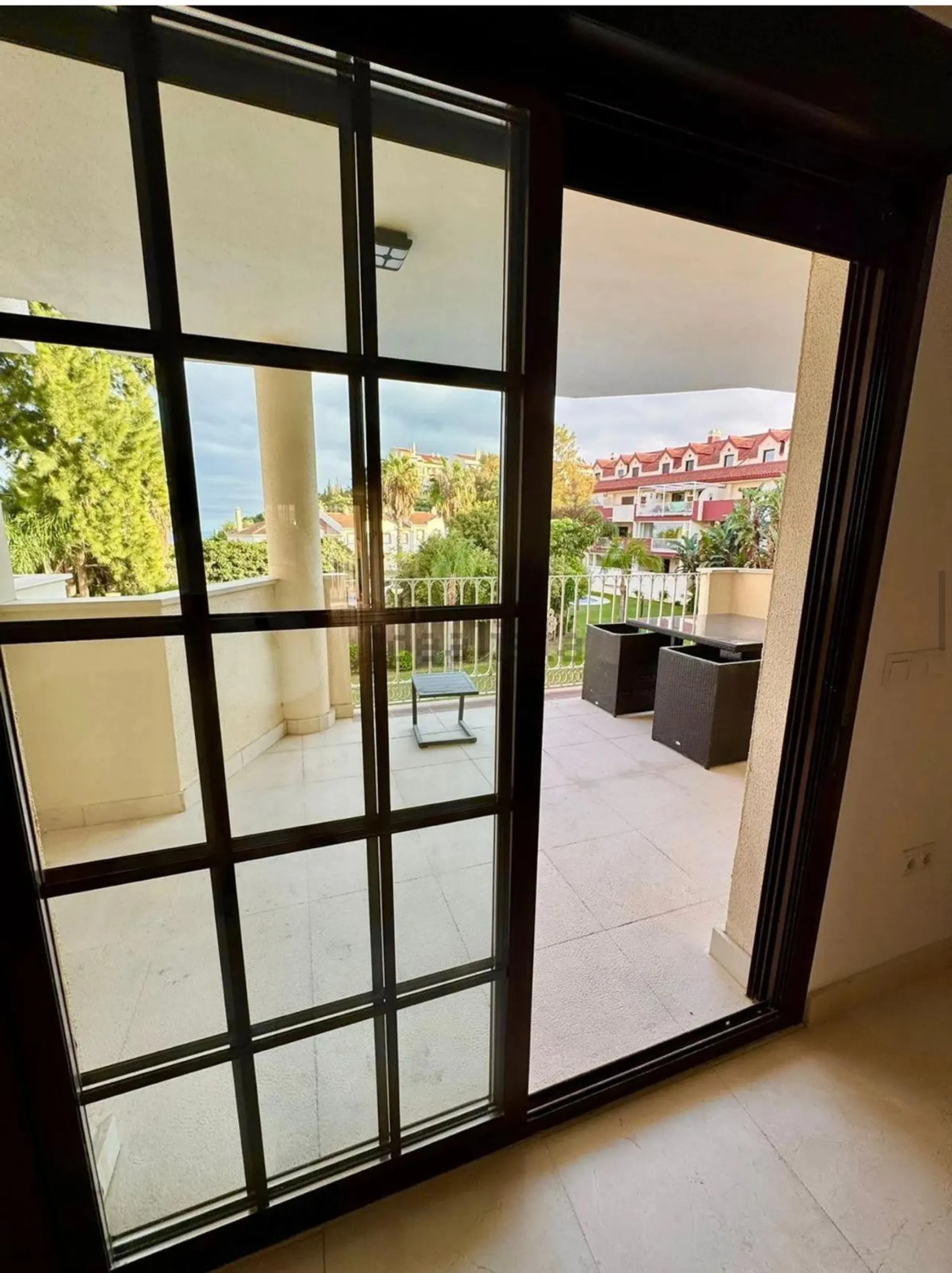 Magnificent apartment in Benalmádena Costa, located in one of the best residential complexes in Torrequebrada. The property comprises two bedrooms, one full bathroom, a spacious living-dining room, a kitchen, and a south-facing terrace with sea views.