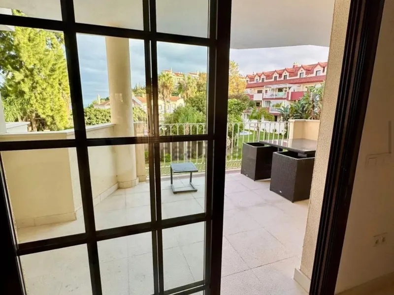 Magnificent apartment in Benalmádena Costa, located in one of the best residential complexes in Torrequebrada. The property comprises two bedrooms, one full bathroom, a spacious living-dining room, a kitchen, and a south-facing terrace with sea views.